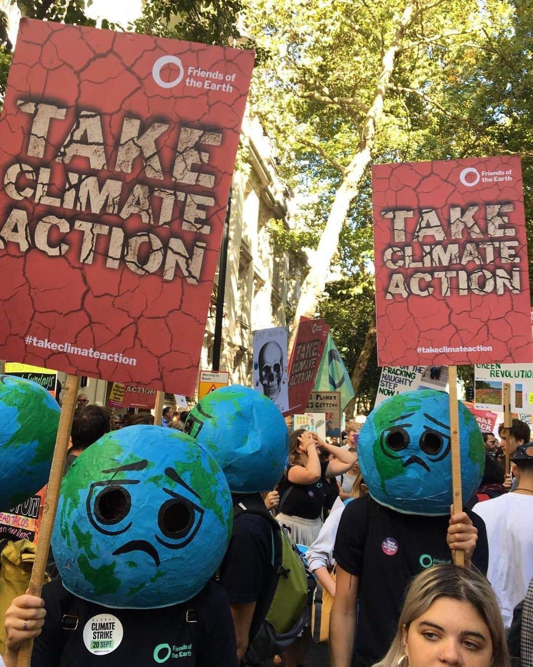 Neal's Yard Remediesさんのインスタグラム写真 - (Neal's Yard RemediesInstagram)「Last Friday staff from our HQ and stores joined their local #ClimateStrike events. We loved seeing everyone from all walks of life come together to #TakeClimateAction 🌎 If you couldn’t make it to an event, you can still show support for our planet by signing Friends of the Earth’s petition asking the UK government take urgent action. Follow the link in our bio to add your name 📝 #MakeADifferenceMonday」9月24日 4時14分 - nealsyardremedies