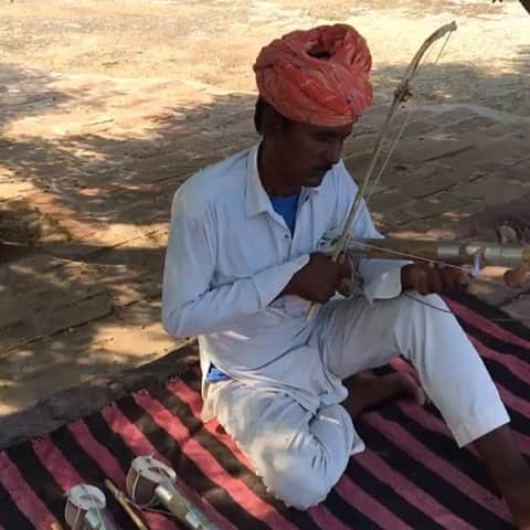 Eliana Michaelichin Bezerraのインスタグラム：「Dedinhos na Índia 🇮🇳. Adorei @fabivanelli. Pra quem não sabia, esta melodia é francesa conhecida no mundo todo. #dedinhos #frèrejacques #india #brasil #eliana」