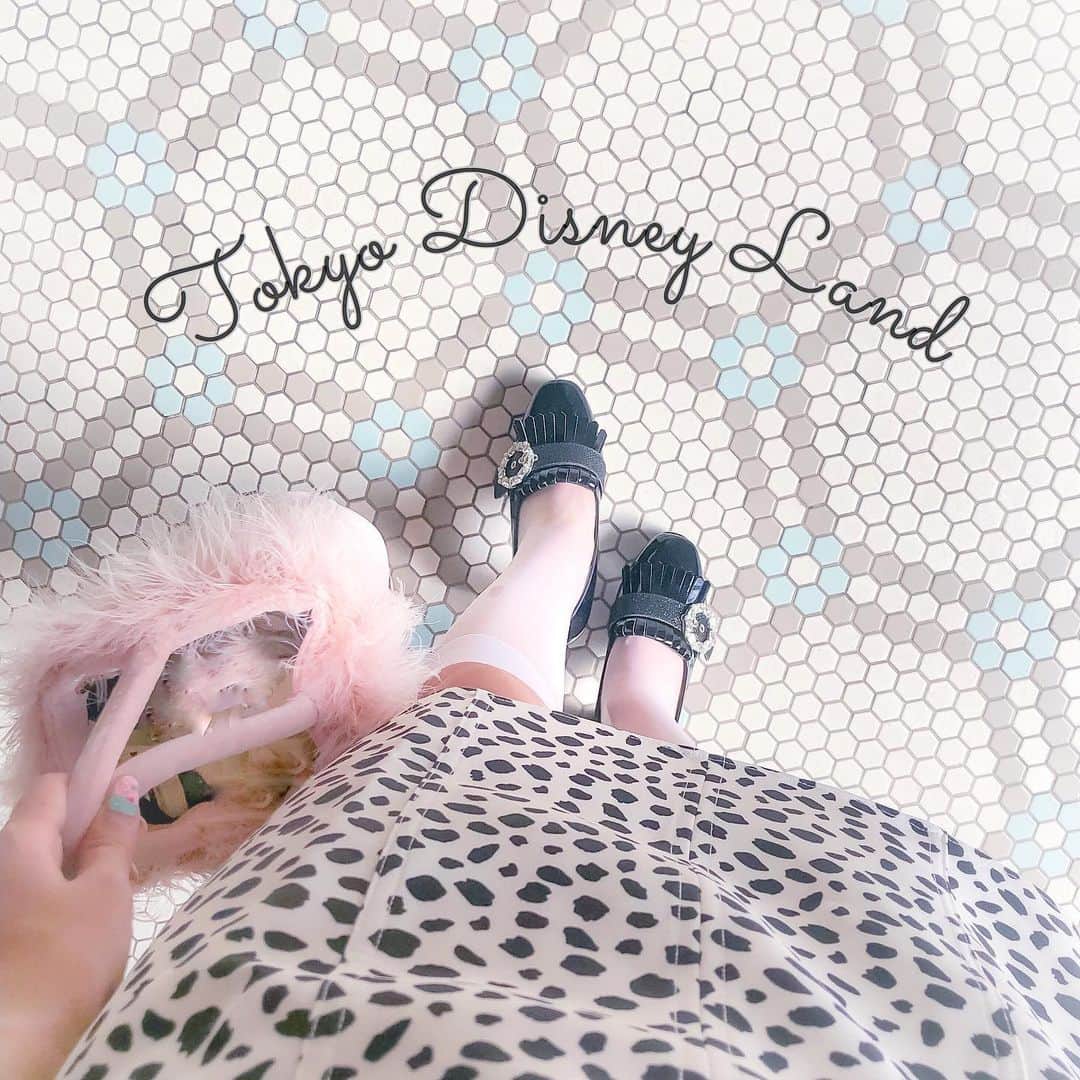 のインスタグラム：「. . 最近いっぱい履いてる靴👟🎀 . @enpunto_official 🖤 ここの靴は本当に足が痛くならないから遠出の時とか ディズニーの時でも換えの靴を 持って行かなくていいのが超助かる🥺💗💕 . キラキラなビジューもついてて ヒールも前厚底もあって可愛さと履きやすさ抜群です✍🏻💭 今の一軍の靴なんだ〜💗 . #tokyodisneyland #disneyland #disneyootd #disneycode #disneyhalloween2019 #enpunto #thevirgins #ディズニーランド #東京ディズニーランド #ディズニーハロウィン2019 #ディズニーコーデ #双子ディズニー #双子コーデ #お揃いディズニー #ハロウィン2019 #花嫁カチューシャ #シミラールックディズニー #もーみディズニー🎠 #ディズニー仮装 #ディズニー仮装2019 #101匹わんちゃん #101匹わんちゃんコーデ #101匹わんちゃんバウンド」