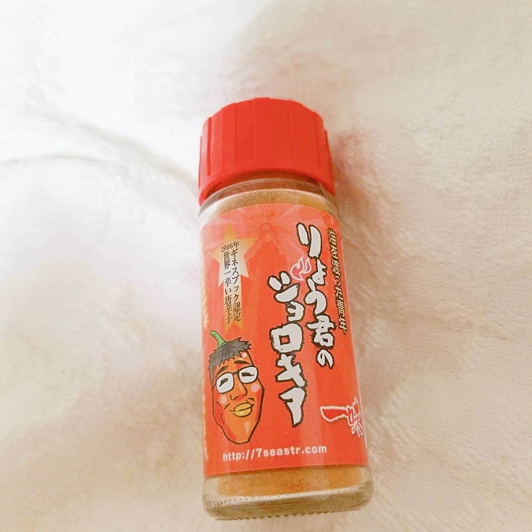 のインスタグラム：「りょう君のジョロキア😍🔥 . 辛党の人にオススメで、ギネス認定の世界一辛い唐辛子🌶️ 前までは一味唐辛子の激辛ってやつを持ち歩いてたけど、これに出逢ってからはこれをいつも常に持ち歩いて何でもかけてます😋💕 一味と七味があるけど、一味のが美味しい👍✨ 増税前にと、夜中ネットでポチっとしたらもう届いた🎵 . #りょう君のジョロキア #唐辛子 #一味 #七味 #一味派 #ギネスブック認定 #ジョロキア #辛党 #激辛 #オススメ #いつも一緒 #常に持ち歩いてる #化粧品持ち歩かないのに #唐辛子は持ち歩く #my唐辛子 #myジョロキア #ryoukunnojolokia #chilipepper #jolokia #spicy #veryspicy #alwayscarryaround #recommended #instagood #follow_me」