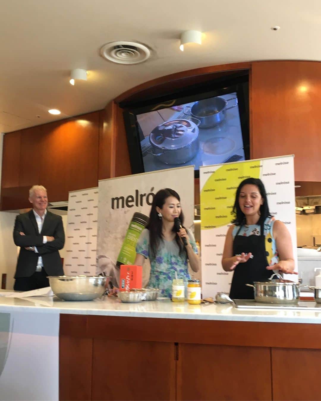 北澤 宏美さんのインスタグラム写真 - (北澤 宏美Instagram)「サラダランチ💚 メルローズの日本上陸発表会で食べた「ポーチドチキンココナッツサラダ」の味が忘れられなくて自宅で作ってみました♡♡ @melrosehealth @melrosehealth_jp ・ ・ 「メルローズ」はオーストラリア メルボルン発 ウェルネスフードを展開しているブランドの パイオニア的存在  エネルギー補給しながら健康維持やダイエットサポートもしてくれるというMCTオイルや、ABCナッツバターが入ったサラダを試食してみたのだけど （ABCはおそらく、アーモンド、ブラジルナッツ、カシューナッツ） 本当おいしくてレシピもらってきた😽 添加物や保存料も無添加◎ ・ ・ 今回自宅で作ってみたサラダですが 実はこのドレッシングで欠かすことのできない 肝心決め手なメルローズ ABCナッツバターがなく、市販のピーナッツバター（無添加、無砂糖）で代用🙈 ライムはすだちに、ココナッツシュガーはてん菜糖にしたりと家にあるもので作りました 見た目も変わってしまいましたが（本物は写真6枚め） なんとか美味しくできました😭ホッ  ただやはりあのABCナッツバターでつくりたい😭 ・ ・ メルローズ アイテム 9／27からコスメキッチンの店頭に並ぶそうなので  すぐさま買ってこようと思います！  #melrosehealth #メルローズヘルス #コスメキッチン #オーガニックフード#mctオイル#ナッツオイル #ココナッツオイル #レシピは今度載せますね」9月23日 19時21分 - romihy58