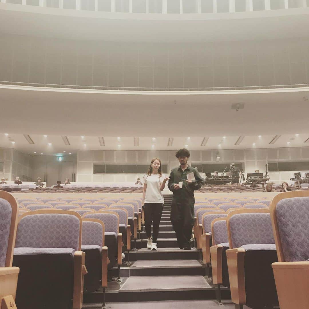 BoAのインスタグラム：「熱く語ってる2人🤣 そして演者さん達のそれぞれの好きな曲🤩 #mood 初日と2日目お疲れ様でした🙏」