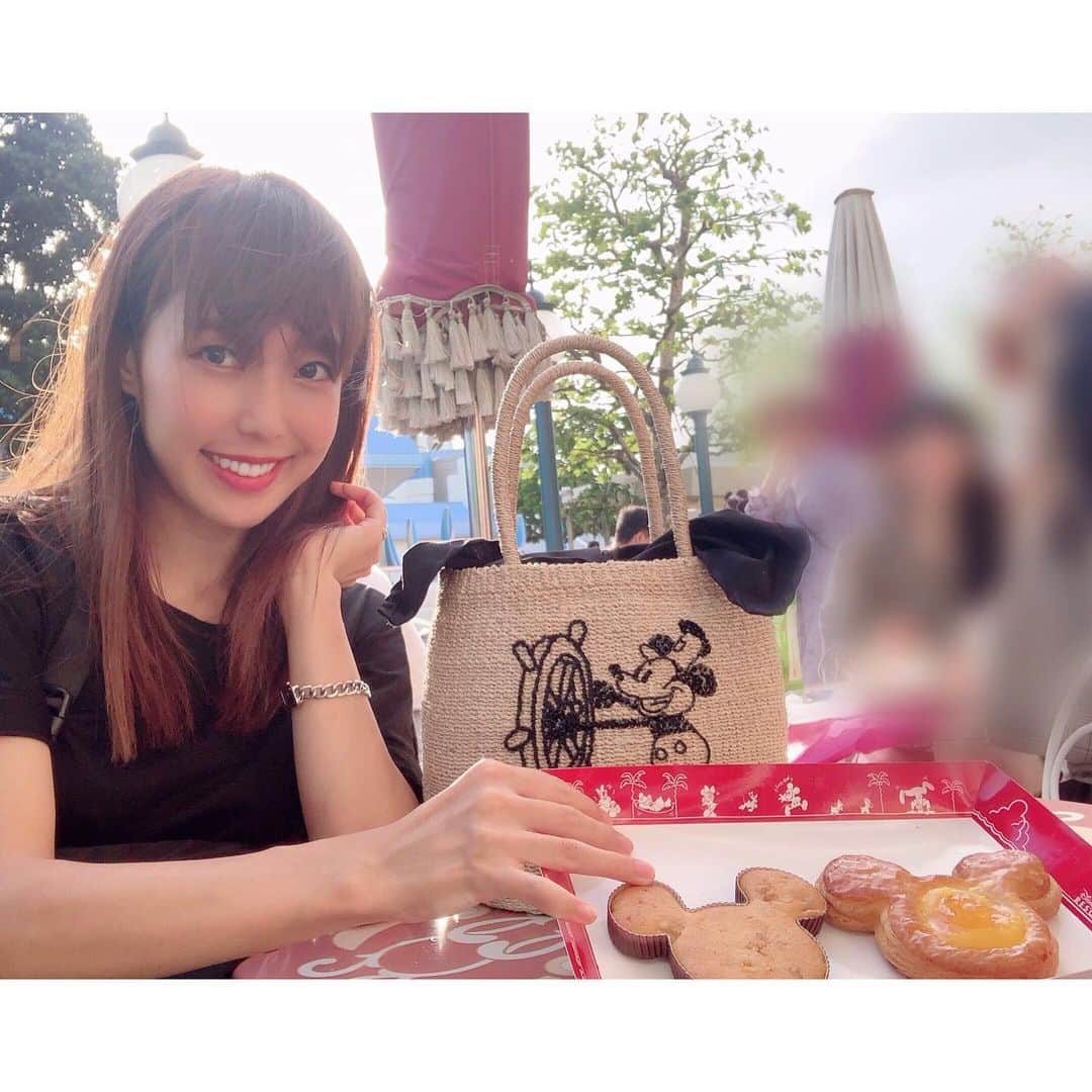 川崎希さんのインスタグラム写真 - (川崎希Instagram)「ミッキーのパン買ったよ〜💓💓💓 #ディズニーランド #sweetheartcafe」9月23日 19時35分 - kawasakinozomi