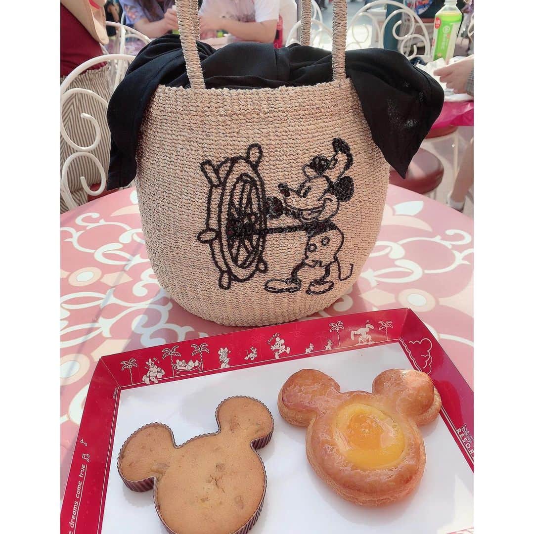 川崎希さんのインスタグラム写真 - (川崎希Instagram)「ミッキーのパン買ったよ〜💓💓💓 #ディズニーランド #sweetheartcafe」9月23日 19時35分 - kawasakinozomi