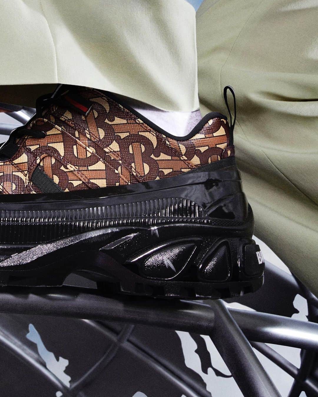 のインスタグラム：「Coming soon: #TheArthurSneaker . Debuted on the #AutumnWinter19 runway, a modern sneaker shape with a streetwear influence, accented with a polished rubber sole. A design nod to waterproof galoshes worn by sailors . #BurberryGeneration #TBRT」