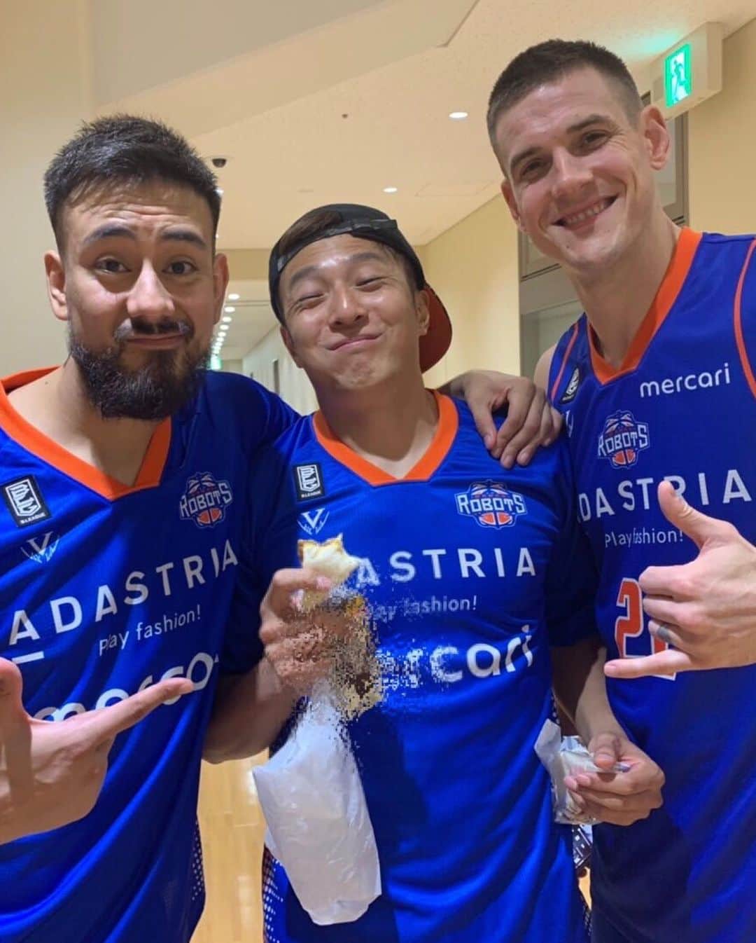 眞庭城聖さんのインスタグラム写真 - (眞庭城聖Instagram)「開幕戦2連勝する事が出来ました‼️ また観に来たい、応援したいと思ってもらえる魅力的なチームになれるようにこれからのシーズン頑張っていきます‼️ 2日間沢山の応援ありがとうございました❗️ 地元福岡との試合はいつも特別な気持ちになります。対戦出来て楽しかったです‼️ お互いこれからのシーズン頑張りましょう💪  #bleague #開幕戦　#茨城ロボッツ　#basketball #family #茨城　#水戸　#アダストリアみとアリーナ #福岡　#ケインコスギ　#センチュリー21 #perfectbody #stancesocks」9月23日 19時49分 - money_0527