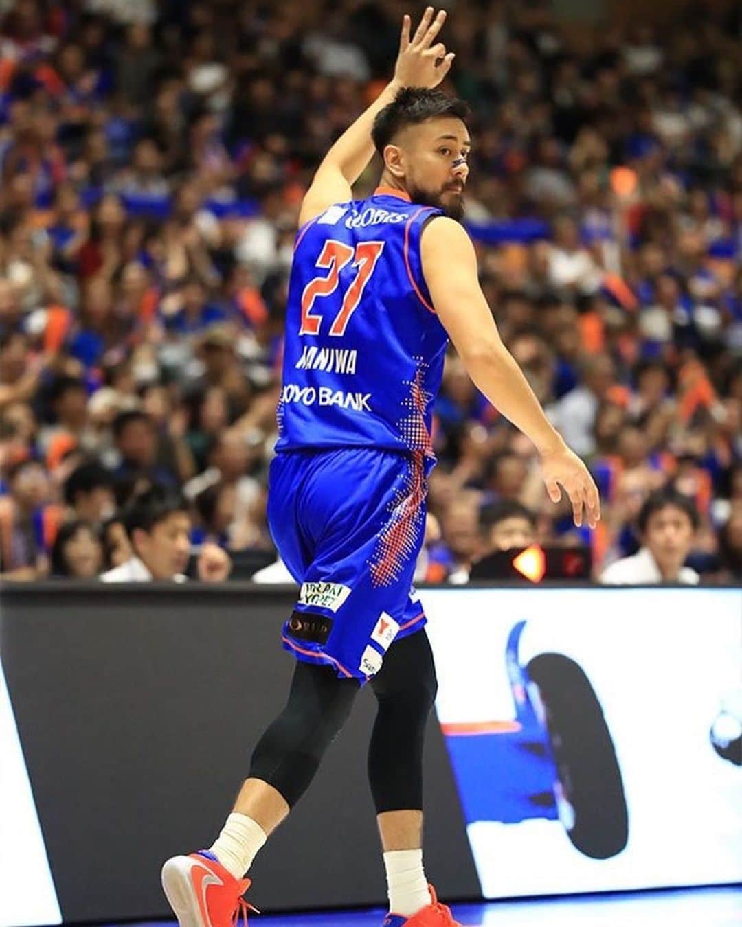 眞庭城聖のインスタグラム：「開幕戦2連勝する事が出来ました‼️ また観に来たい、応援したいと思ってもらえる魅力的なチームになれるようにこれからのシーズン頑張っていきます‼️ 2日間沢山の応援ありがとうございました❗️ 地元福岡との試合はいつも特別な気持ちになります。対戦出来て楽しかったです‼️ お互いこれからのシーズン頑張りましょう💪  #bleague #開幕戦　#茨城ロボッツ　#basketball #family #茨城　#水戸　#アダストリアみとアリーナ #福岡　#ケインコスギ　#センチュリー21 #perfectbody #stancesocks」