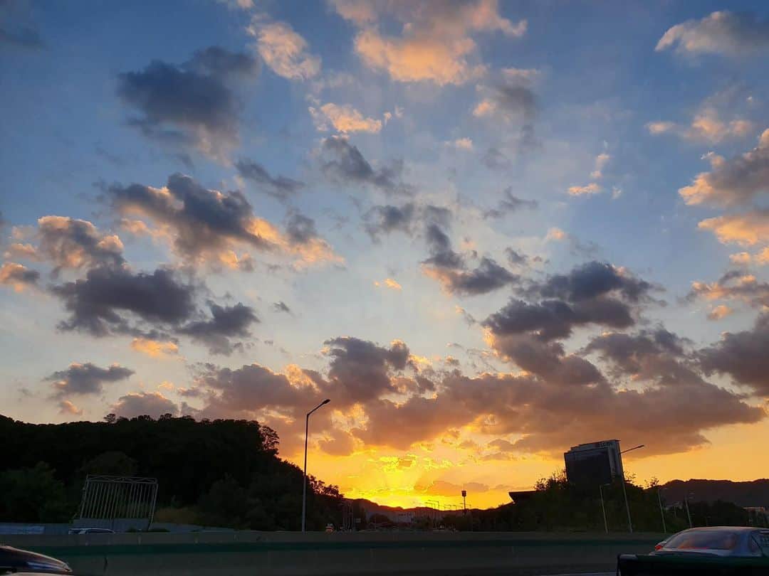 ワン・ビンナさんのインスタグラム写真 - (ワン・ビンナInstagram)「하늘이 다했다👍🏻 언제부터 가을하늘이 이렇게 예뻤지?」9月23日 19時45分 - bitnawang