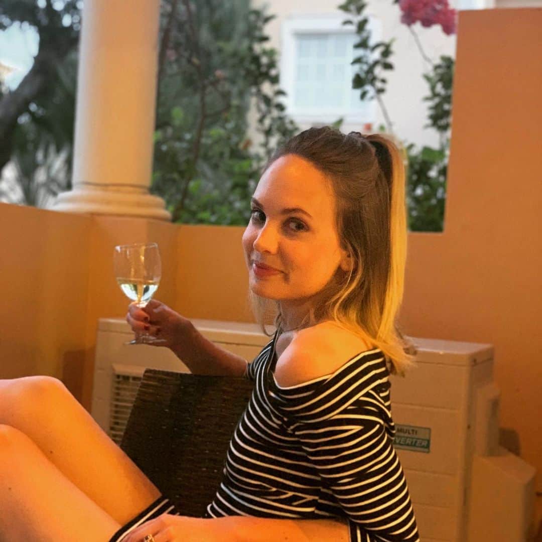 メガン・ジェット・マーティンさんのインスタグラム写真 - (メガン・ジェット・マーティンInstagram)「Vinho Verde 💚, an air conditioning unit & portrait mode. #alovestory」9月23日 19時46分 - meaghanjette