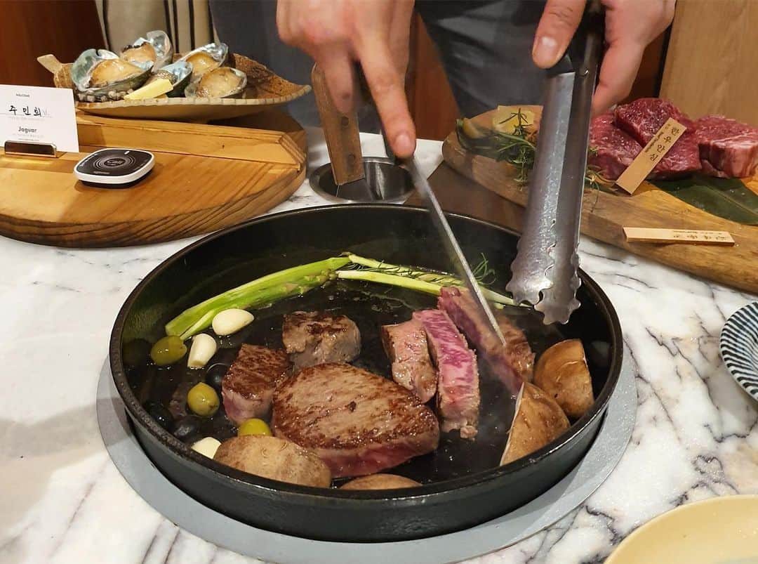 ミンヒ のインスタグラム：「맛있옹...🤤 오랜만에 재밌게 힐링✨ 볼링장 엄청 화려하구만..」