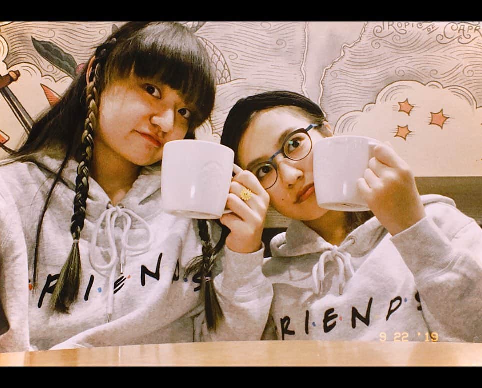 恒松祐里さんのインスタグラム写真 - (恒松祐里Instagram)「またもやフレンズ会。 フレンズパーカーがあったらから買っちゃったよん カフェでお茶もして、登場人物になった気分さっ😏 ㅤㅤㅤㅤㅤㅤㅤㅤㅤㅤㅤㅤㅤ #動画の音少し大きいかもです！ ㅤㅤㅤㅤㅤㅤㅤㅤㅤㅤㅤㅤㅤ #friendstvshow #friends25 #miyurins」9月23日 19時57分 - yuri_tune