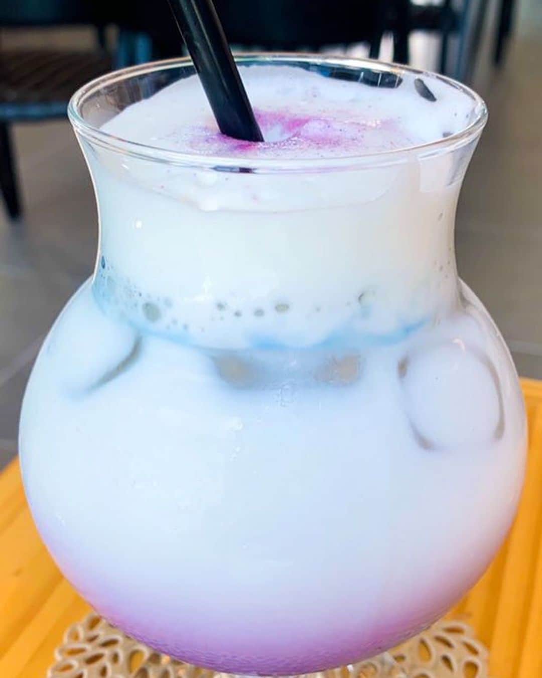 のインスタグラム：「韓国仁川のカフェでひと休み(๑′ᴗ‵๑)🍹 ブルーベリーラテの美しさよ💖 私はいちごスムージー🍓 ドリンクも美味しかったし、カフェの照明も素敵だった💡 この照明、どこで買ったんですか❓と聞いたら、電気屋さん❗️と言われたけれど（笑）  #仁川 #韓国カフェ #韓国生活 #いちご #ブルーベリー #カフェ」