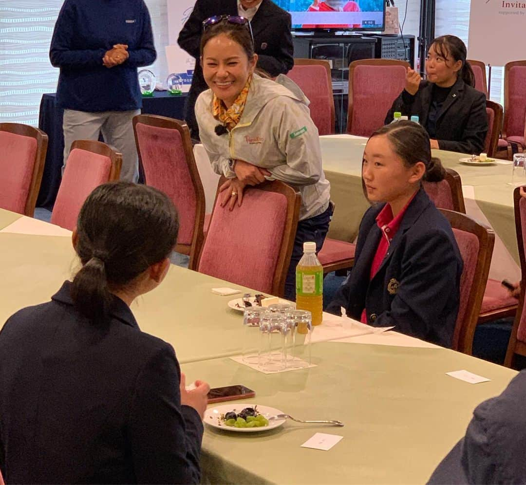 宮里藍さんのインスタグラム写真 - (宮里藍Instagram)「#宮里藍インビテーショナル 全日程無事に終了しました！！本当に、率直な意見としてやって良かったという思いで一杯です。始まる前は私が経験してきた事をどういった形で落とし込んでやるのがベストなのか、不安もありましたが蓋を開けてみれば、ジュニアの選手達も積極的に話を聞きに来てくれて、ピアとリンにも質問をしたり、親御さん達からも沢山の素敵なコメントを頂き、私自信が多くを得て学ぶ事が出来た3日間でした！！また協賛して頂きました @suntory_jp さんを始め、コースを提供してくださった #松島チサンカントリークラブ の皆様、現地で運営をしてくださった @bridgestonegolf さん、ブースを出してくださった @oakleyjapan さん、#久光製薬 さん。そして @japanairlines_jal さん、本当にこの大会を実現するにあたりサポートして頂けたお陰で、キラキラ輝く素敵な選手達と時間を共有する事が出来ました。感謝してもしきれません。本当にありがとうございました！！また兄の聖志も3日間サポートに来てくれて、本当に有り難かったです。彼のお陰でまた大会自体も楽しく、柔らかい雰囲気になりました！！気が張っている中で自分らしくいれたのも、兄のお陰です😊最後に @lynnpia54 の2人のお陰で今の私があり、ここまで輪が広がっています。2人の素晴らしい理念をこれからも選手達が共有し、より多くを学んでくれる事を期待します！！優勝した東北高校の後輩でもある鶴瀬華月さん、おめでとうございました！またこの5名が来年の @suntory_ladies の予選会への出場権を獲得しました！来年の大会でまた皆んなに会えるのを心から楽しみに、私もそれまで成長したいと思います！本当に皆さんありがとうございましたー！ #感謝 #パフォーマンススキル #自分自身を知る事 #最高の時間でした  #aimiyazatoinvitational is finished!!! First of all, Congrats to Kagetsu Tsuruse for your Win!! Fantastic game:)) And the top 5 girls qualified to play the Monday qualifier for @suntory_ladies next year!:) I would like to thank my sponsors @suntory_jp @japanairlines_jal @oakleyjapan @bridgestonegolf #hisamitsupharmaceutical and what a beautiful golf course #matsushimachisancuntryclub was!! Thank you to everyone who made this tournament possible. I was overwhelmed by these girls because they told me they had so much fun to learn #performanceskills from @lynnpia54 . Every player was smiling and happy by the end and I couldn’t be happier right now. I learned a lot from these girls and can’t wait to see them in the near future on the Tour. Thank you Pia and Lynn for coming all the way to Japan!! Love you two so much!! #vision54 #humanskills #possibilities」9月23日 19時53分 - ai_miyazato