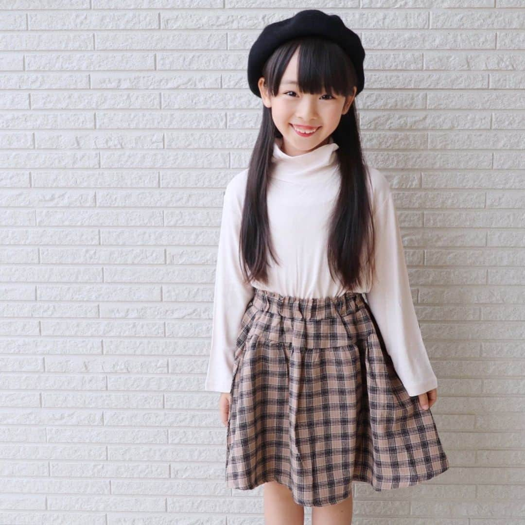 Akiさんのインスタグラム写真 - (AkiInstagram)「9/23 ・ 娘服👧🏻 ・ 秋っぽいチェックのスカートがほしくて  @urbancherry_ で秋服追加☺️🍂 ・ ・ これ上下2点セットなんだけど トップスの生地がテロン？スン？としてて 肌触りがめっちゃ気持ちいい🥰 ・ #語彙力 ・ ・ 最近娘が自ら オモチャの断捨離をするんだけど 小さい時に沢山遊んだ 思い出深いオモチャすら ・ 👧🏻「もういらなーい。」 ・ と容赦無くポイポイ🚮 ・ ・ 母ちゃんは懐かしさを捨てきれず 娘がポイポイしたオモチャを 思い出BOXにそっと移す日々👩🏻 ・ #ミニマリストになりたい ・ ・ ・ ・ #7歳#インスタキッズ#ニナーズ#キッズコーデ#キッズファッション#仙台ママ#JSガール#韓国子供服#JS1#smarby#ig_kids#ig_kidsphoto#kids_japan#kidsfashion#mamapo_official#kjp_ootd#mamagirl#comona#ig_kidsfashion#instagram_kids」9月23日 20時05分 - mas_0504