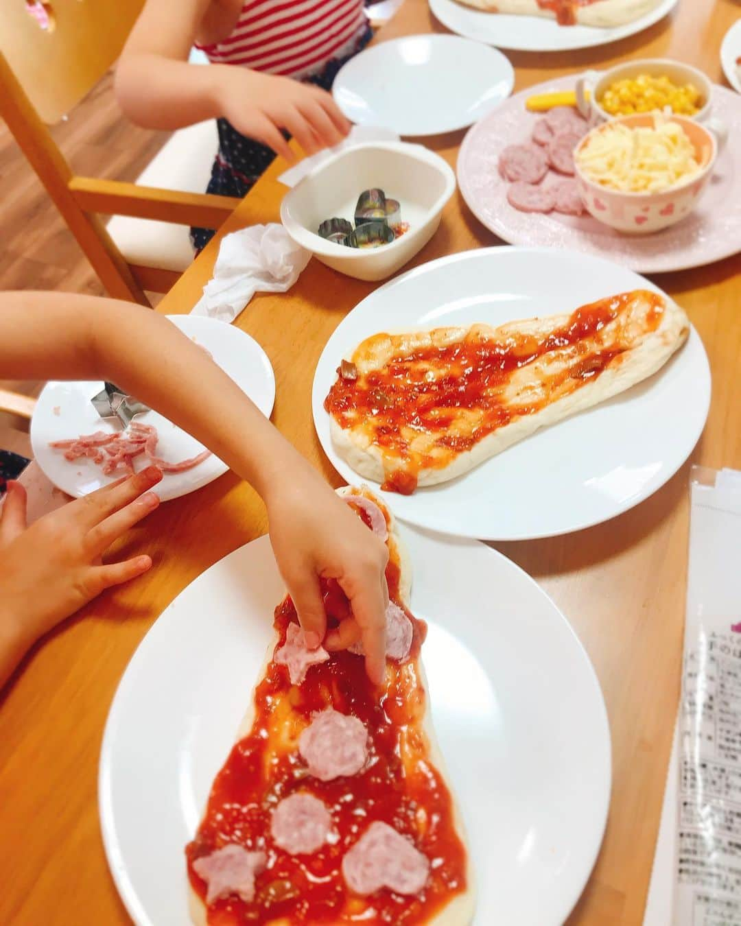 熊田曜子さんのインスタグラム写真 - (熊田曜子Instagram)「お昼ご飯は手作りナンピザ🍕 子供達に作ってもらったよ👧👧 三女はコーンをたくさんつまみ食いしてた👶 部屋中にコーンやチーズが散乱してるけど ま、いっか🥰  #手作り #ナンピザ #ピザ #pizza #lunch #お昼ご飯 #おうちごはん #三姉妹 #長女 #6歳 #次女 #3歳 #三女 #1歳」9月23日 20時15分 - kumadayoko