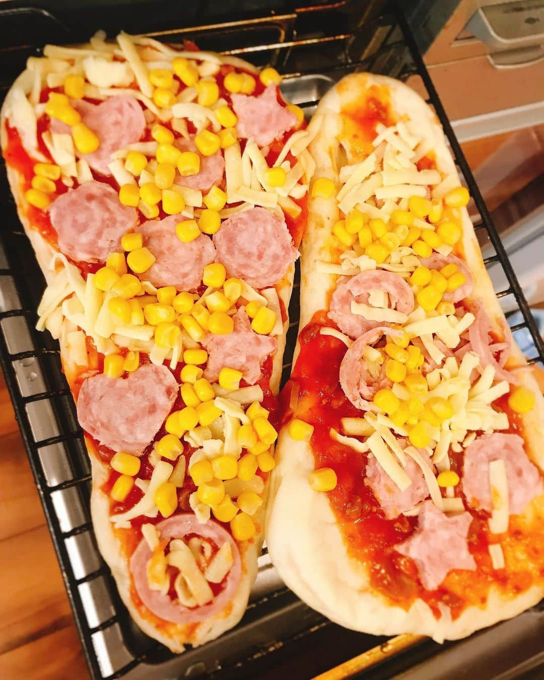 熊田曜子さんのインスタグラム写真 - (熊田曜子Instagram)「お昼ご飯は手作りナンピザ🍕 子供達に作ってもらったよ👧👧 三女はコーンをたくさんつまみ食いしてた👶 部屋中にコーンやチーズが散乱してるけど ま、いっか🥰  #手作り #ナンピザ #ピザ #pizza #lunch #お昼ご飯 #おうちごはん #三姉妹 #長女 #6歳 #次女 #3歳 #三女 #1歳」9月23日 20時15分 - kumadayoko