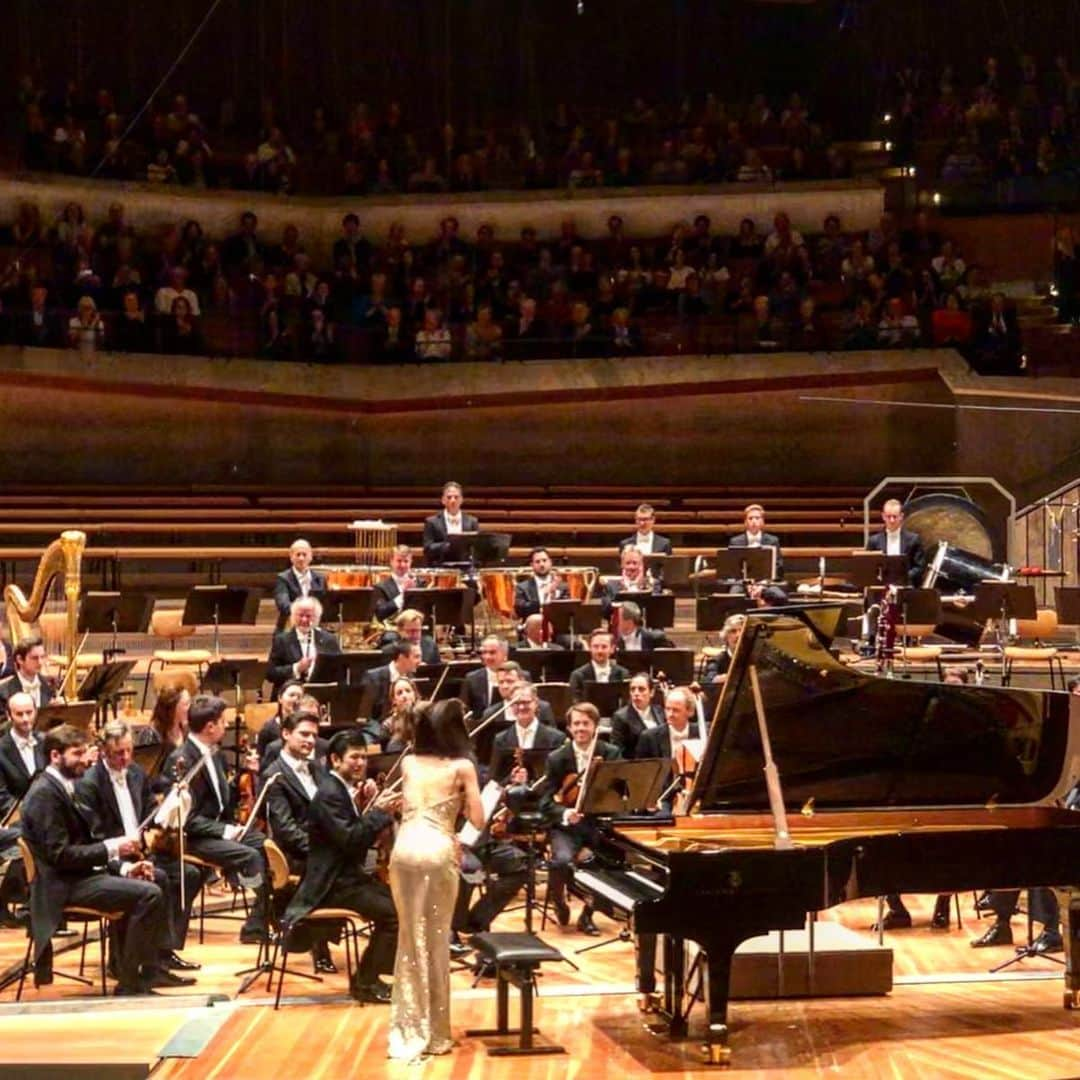 アリス＝紗良・オットさんのインスタグラム写真 - (アリス＝紗良・オットInstagram)「This was an incredible and emotional week with @berlinphil and #SanttuMatiasRouvali - Half a year ago Santtu and I performed Ravel’s G Major Piano Concerto in this very same hall on our tour with @goteborgssymfoniker when I had just entered a new chapter in my life facing many questions and doubts. Now, half a year and many steps later, I couldn’t have wished for any better partner to share this very special stage with - surrounded by wonderful people both on and off stage.」9月23日 20時09分 - alicesaraott_official