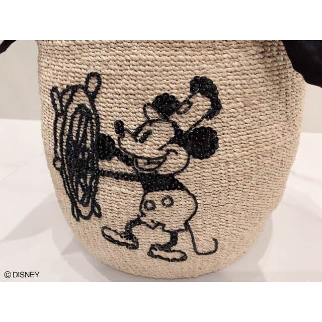 川崎希さんのインスタグラム写真 - (川崎希Instagram)「selva secretaからミッキーマウスのカゴバッグが発売されました〜💓💓💓 こちらは蒸気船ウィリーのミッキーマウスが刺繍されたカゴバッグになります。  蒸気船ウィリーのミッキーマウスデザインで、 キャラクター部分はビーズやスパンコールや糸刺繍などを組み合わせていて キャラクターの刺繍部分やカゴの本体部分は全て職人さんによる手作業で作られた大変手の込んだ作りのカゴバッグとなっています🌟🌟🌟 カゴバッグ上部は風呂敷のように結んで開閉できるデザインになっていて 内側にポケット１つ、取り外し可能なショルダー紐も付いているので便利な仕様となっています💓💓💓 こちらの商品は予約販売商品となっているので入荷次第の発送となっており初回入荷時期は2020年4月頃を予定しております。 ※この商品は一部デザイン監修中のため、生産時は写真と実物が多少異なる場合もございますのでご了承ください。  1つ1つ手作業で作られているカゴバッグなので作るまで半年以上かかる商品になっているので入荷まで時間はかかるのですが、すごく素敵な仕上がりのバッグになっています💓💓💓 サイズなど詳しくはANTIMINSS WEBにあるのでよかったらみてみてね〜  #selvasecreta #ミッキー #蒸気船ウィリー #カゴバッグ #詳しくは私のインスタのプロフィールリンクから見れるよ〜」9月23日 20時09分 - kawasakinozomi