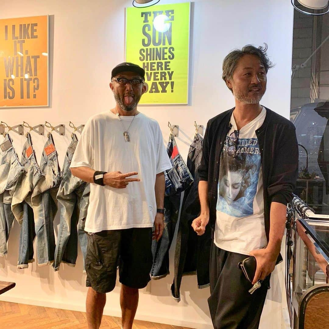 denham_japanさんのインスタグラム写真 - (denham_japanInstagram)「我ら同級生の希望の星⭐️ @oceans_magazine など多方面で大活躍な @taneichiakira にばったり代官山で会いました‼️相変わらずざっくりとした打ち合わせ後に去っていきましたがいつもの様にアジャスト宜しくお願いします。 New project 発進です❣️ @taneichiakira  @denham @denhamthejeanmaker @denhamjapan @denham_germany @denham.sa @team_hobbema @denham_uk @denham.sa @denham_china  #denham #denhamjapan #denhamdenim #indigo #virgintovintage #scissors #madeinjapan #denhamthejeanmaker #denim #fashion #selvedge #serviceco #デンハム #デンハムジャパン #デニム #ヴァージントゥヴィンテージ #シザース #セルヴィッチ #デニムファッション #ウォッシュサービス #日本製 #ヴィンテージ #おっさん #タネカジ #タネカジの種明かし」9月23日 20時13分 - denham_japan_by_aki_negishi