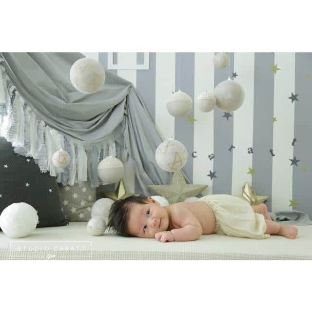 のインスタグラム：「* * ベビーヌード👶🏻♡♡ * * * #studiocaratt #photostudio #スタジオキャラット #写真館 #大阪 #八尾 #アリオ八尾 #スタジオリニューアル #お誕生日撮影 #ベヒーヌード #記念撮影 #赤ちゃん #kidsphoto #babyphoto #birthdayphoto #firstbirthday  #birthday #naturalstyle  #photooftheday #cute #smile  #instagood #ig_kids #kids_japan_ootd #instalike #photography #babynude」
