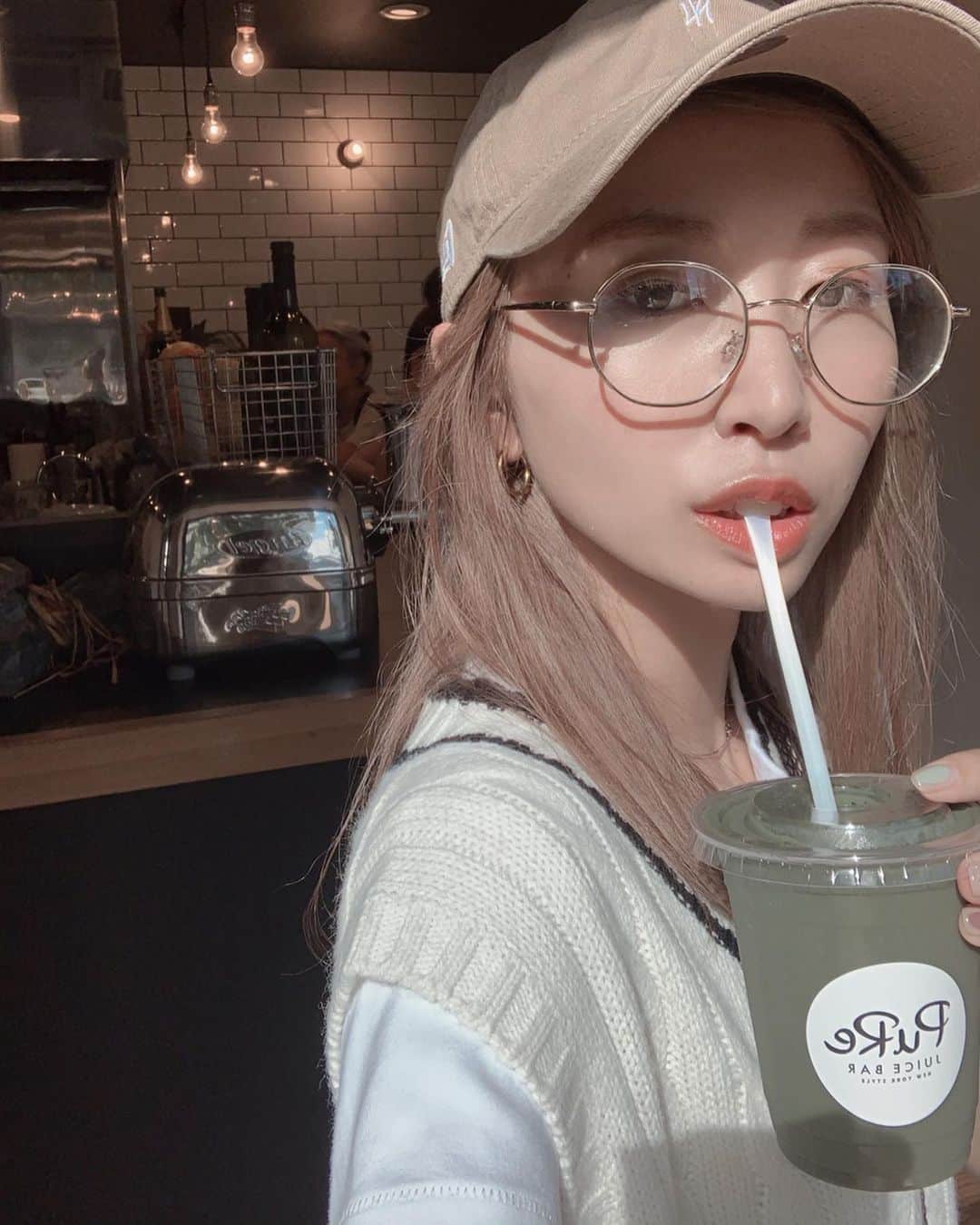 榊原伶奈のインスタグラム：「1番のMEAN GREENに活性炭をトッピング✨ ケールが入ってるのに飲みやすかった🥺💕 #pure #活性炭 #腸活 #活性炭ジュース  #ジュースバー #酵素 #酵素ドリンク #デトックス #オーガニック #ダイエット #スムージー #三宿」