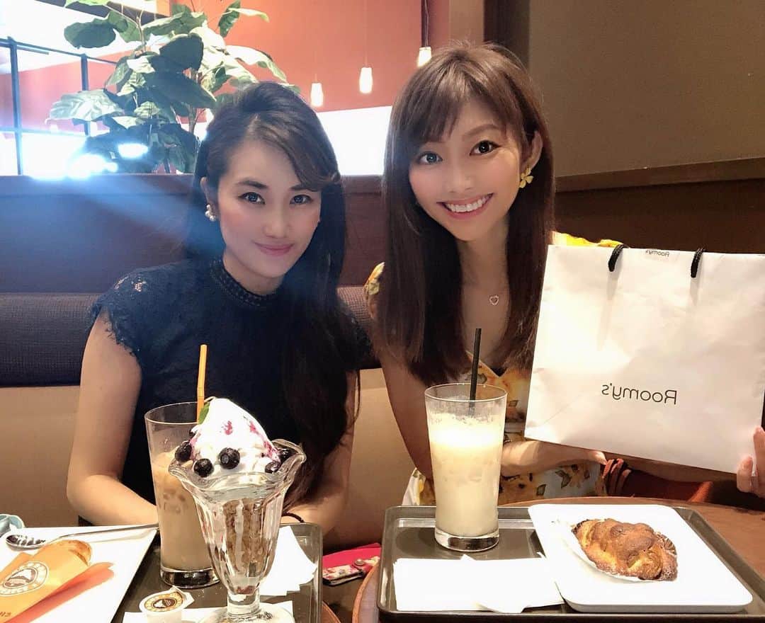 織田千穂さんのインスタグラム写真 - (織田千穂Instagram)「みゆきにも🎀 Birthdayお祝いしてもらったーw 幸せいっぱいな9月…( ˊᵕˋ )🍀 どうもありがとう🙏🏻🙏🏻💕 * iPhoneXケース 可哀想なくらいボロッボロだったから 嬉し～い(*ฅ́˘ฅ̀*) .｡.:*♡❤️✨ ✼••┈┈┈┈┈┈┈┈┈┈┈┈┈┈┈┈••✼ #cafe #カフェ #カフェスタグラム #カフェ巡り #sweets #東京カフェ #スイーツ #tokyocafe #パンケーキ #カフェ好きな人と繋がりたい #pancakes #カフェ巡り部 #女子会  #lunch #party #friend #プリクラ #パーティー #RQ仲間 #誕生日会 #誕生日プレゼント #誕生日祝い #女子力 #followme #プレゼント #present #ギフト #誕プレ #birthdaypresent #birthdayparty  @queen.lupis ピアス(v0632) ✼••┈┈┈┈┈┈┈┈┈┈┈┈┈┈┈┈••✼」9月23日 20時16分 - chihoda