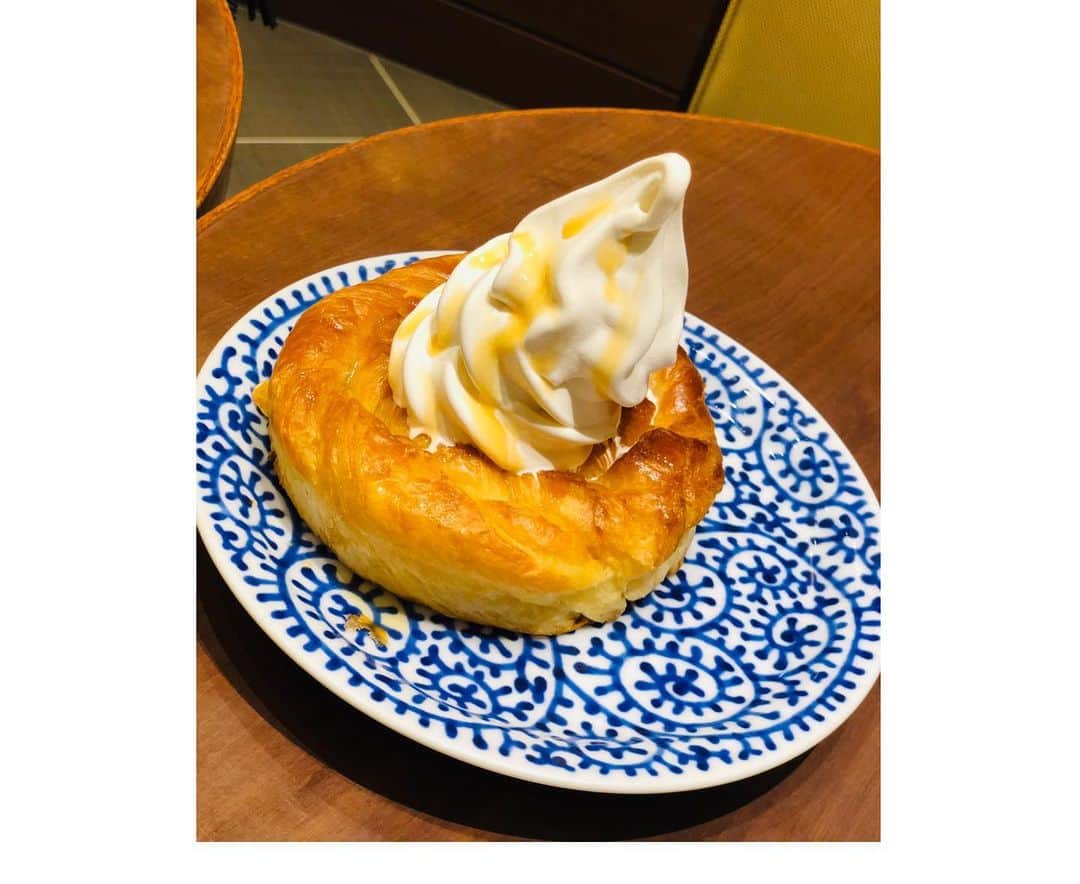 織田千穂さんのインスタグラム写真 - (織田千穂Instagram)「みゆきにも🎀 Birthdayお祝いしてもらったーw 幸せいっぱいな9月…( ˊᵕˋ )🍀 どうもありがとう🙏🏻🙏🏻💕 * iPhoneXケース 可哀想なくらいボロッボロだったから 嬉し～い(*ฅ́˘ฅ̀*) .｡.:*♡❤️✨ ✼••┈┈┈┈┈┈┈┈┈┈┈┈┈┈┈┈••✼ #cafe #カフェ #カフェスタグラム #カフェ巡り #sweets #東京カフェ #スイーツ #tokyocafe #パンケーキ #カフェ好きな人と繋がりたい #pancakes #カフェ巡り部 #女子会  #lunch #party #friend #プリクラ #パーティー #RQ仲間 #誕生日会 #誕生日プレゼント #誕生日祝い #女子力 #followme #プレゼント #present #ギフト #誕プレ #birthdaypresent #birthdayparty  @queen.lupis ピアス(v0632) ✼••┈┈┈┈┈┈┈┈┈┈┈┈┈┈┈┈••✼」9月23日 20時16分 - chihoda
