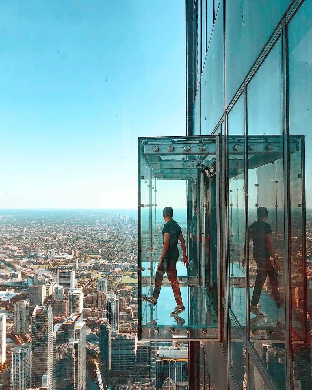 wacameraのインスタグラム：「walk into the sky @wonguy974  RICOH GR photo walkのお知らせ 10月12日、大阪天満エリアにてGRのデジタルカメラをお持ちの方なら◎のフォトウォークを開催します( ●´◡`● )  新機種のGR IIIの貸し出しもあります！ 詳細のURLをお送りするので気になる方はお気軽にコメントください♥️」