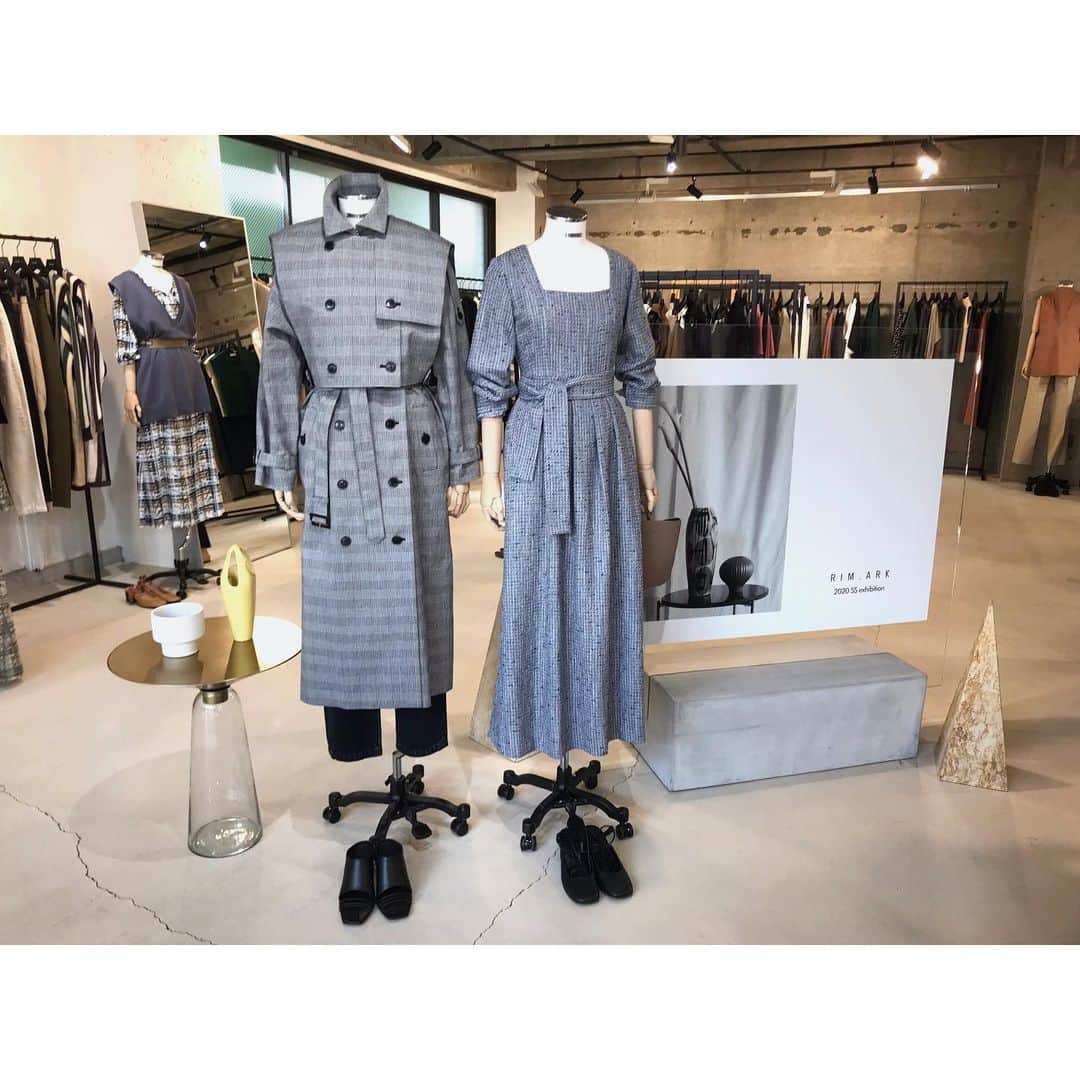 のインスタグラム：「☆ 『RIM.ARK(リムアーク)』2020ss exhibition シーズン超えても使えるアイテム多し♡ 今回も可愛かったぁぁあ♡ 早く着たい♡ #brand #rimark #リムアーク →@rim.ark 祝 ５年目おめでとうございます☺︎ #Japan #Tokyo #2020ss #exhibition #fashion #photo #akephoto #akeevent #thankyou #ファッション #展示会 #春夏 #model #satorujapan #akemigondo  #モデル #サトルジャパン #権藤朱実 →@satorujapan_official @akemigondo ☑︎詳しくはプロフィールのリンクblogにて！！ My blog『ake photo』 →http://ameblo.jp/akemi-gondo/ @hirokoinaba ☺︎thank you♡」