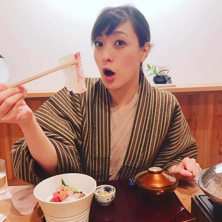 高橋麻美さんのインスタグラム写真 - (高橋麻美Instagram)「お寿司食べたい欲おさまらなくて スーパーでお寿司買っちゃった♡  ネタを下にして、ベロに直接ネタがつくように食べると美味しさ増すんだよ😍  やってみてね😁  #sushi#寿司#fish」9月23日 20時44分 - charmy421