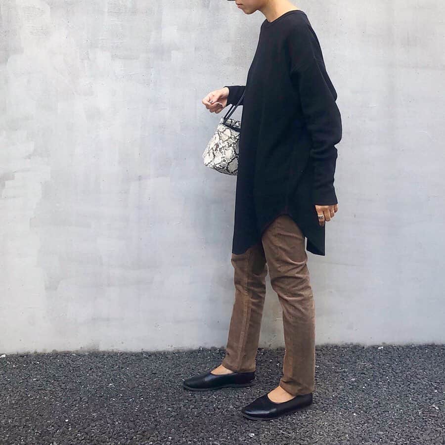 acco.mamaさんのインスタグラム写真 - (acco.mamaInstagram)「⠀ UNIQLOで発見𓁿 ⠀ メンズの 《EZYスキニーフィットコーデュロイジーンズ》 これのbrownむちゃくちゃ可愛い𓀠 ⠀ お尻がほどよく隠れる @haptic1000 の サーマルカットソー合わせ♡ ⠀ コーデの詳細はblogに५✍⋆* @acco.mama TOPから是非 ⠀ 今日は母と息子と石和温泉へ♨️ 風邪もだいぶ良くなってきたし 今週も突っ走るぞー𓀗☜ ⠀ #UNIQLO #ユニクロ #EZYスキニーフィットコーデュロイジーンズ  #haptic #ricordi #moisaccessory  #fin #finshoes ⠀」9月23日 20時45分 - acco.mama