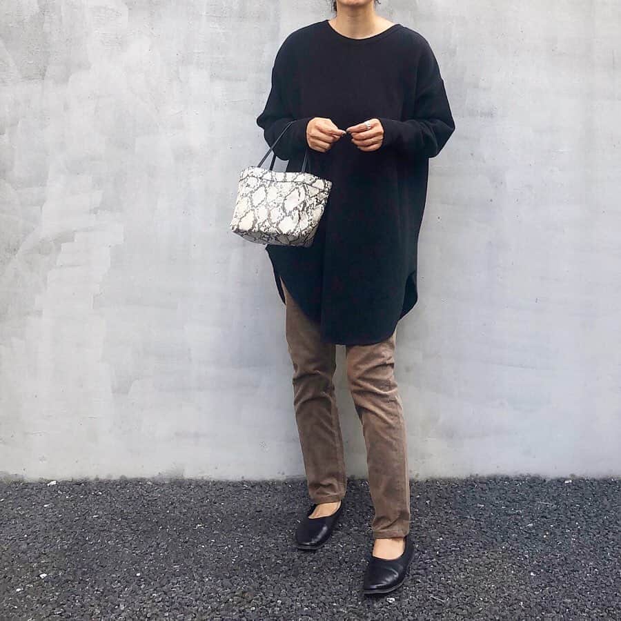 acco.mamaさんのインスタグラム写真 - (acco.mamaInstagram)「⠀ UNIQLOで発見𓁿 ⠀ メンズの 《EZYスキニーフィットコーデュロイジーンズ》 これのbrownむちゃくちゃ可愛い𓀠 ⠀ お尻がほどよく隠れる @haptic1000 の サーマルカットソー合わせ♡ ⠀ コーデの詳細はblogに५✍⋆* @acco.mama TOPから是非 ⠀ 今日は母と息子と石和温泉へ♨️ 風邪もだいぶ良くなってきたし 今週も突っ走るぞー𓀗☜ ⠀ #UNIQLO #ユニクロ #EZYスキニーフィットコーデュロイジーンズ  #haptic #ricordi #moisaccessory  #fin #finshoes ⠀」9月23日 20時45分 - acco.mama