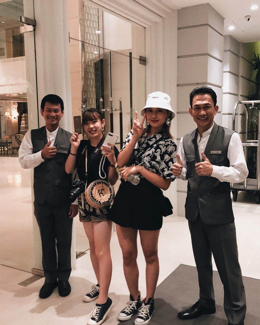 阿部紫夕那さんのインスタグラム写真 - (阿部紫夕那Instagram)「. 実はまだタイ旅行の写真残ってるんだよね〜🇹🇭（笑） 現地の人ともたくさん写真撮った📸💓 . #タイ #旅行 #旅 #海外旅行 #バンコク #バンコク旅行 #アジア #アジア旅行 #タイ旅行 #タイの人 #みんな #優しい」9月23日 20時46分 - shunatan317