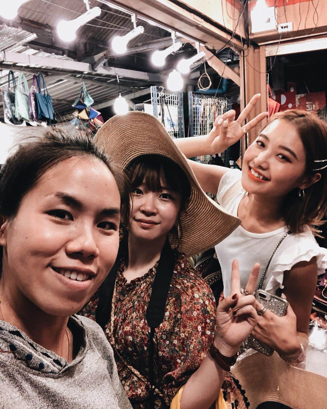 のインスタグラム：「. 実はまだタイ旅行の写真残ってるんだよね〜🇹🇭（笑） 現地の人ともたくさん写真撮った📸💓 . #タイ #旅行 #旅 #海外旅行 #バンコク #バンコク旅行 #アジア #アジア旅行 #タイ旅行 #タイの人 #みんな #優しい」
