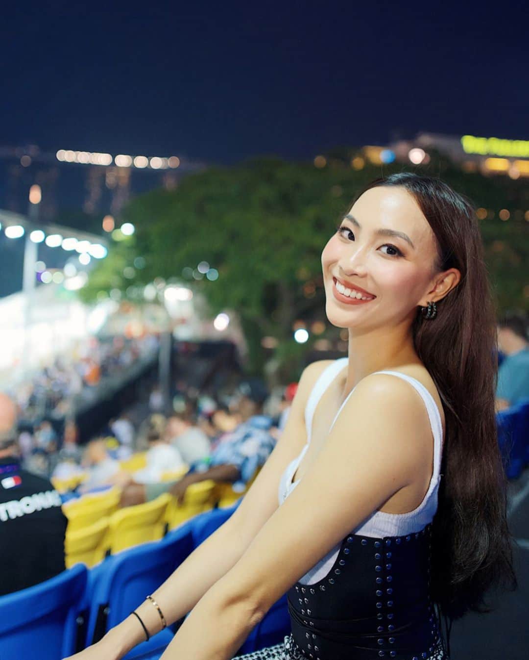 ソニアさんのインスタグラム写真 - (ソニアInstagram)「If you’ve been following me closely over the race weekend, you’d know what a hectic time it was! 🤪 . Ever grateful that I had on my ACUVUE®️ OASYS Contact Lenses with Transitions™️ that helped me adapt seamlessly from daytime activities in the bright sunlight, to strong spotlights during interviews, the race itself and even the parties/concerts at night! . Said goodbye to unflattering photos as the contact lenses really optimised my work performance with all day soothing vision during the Grand Prix so that I can #SquintLessSeeMore 🥰 . Download the MyACUVUE®️ app to enjoy $20 off your first purchase!  #ad」9月23日 20時47分 - soniachew