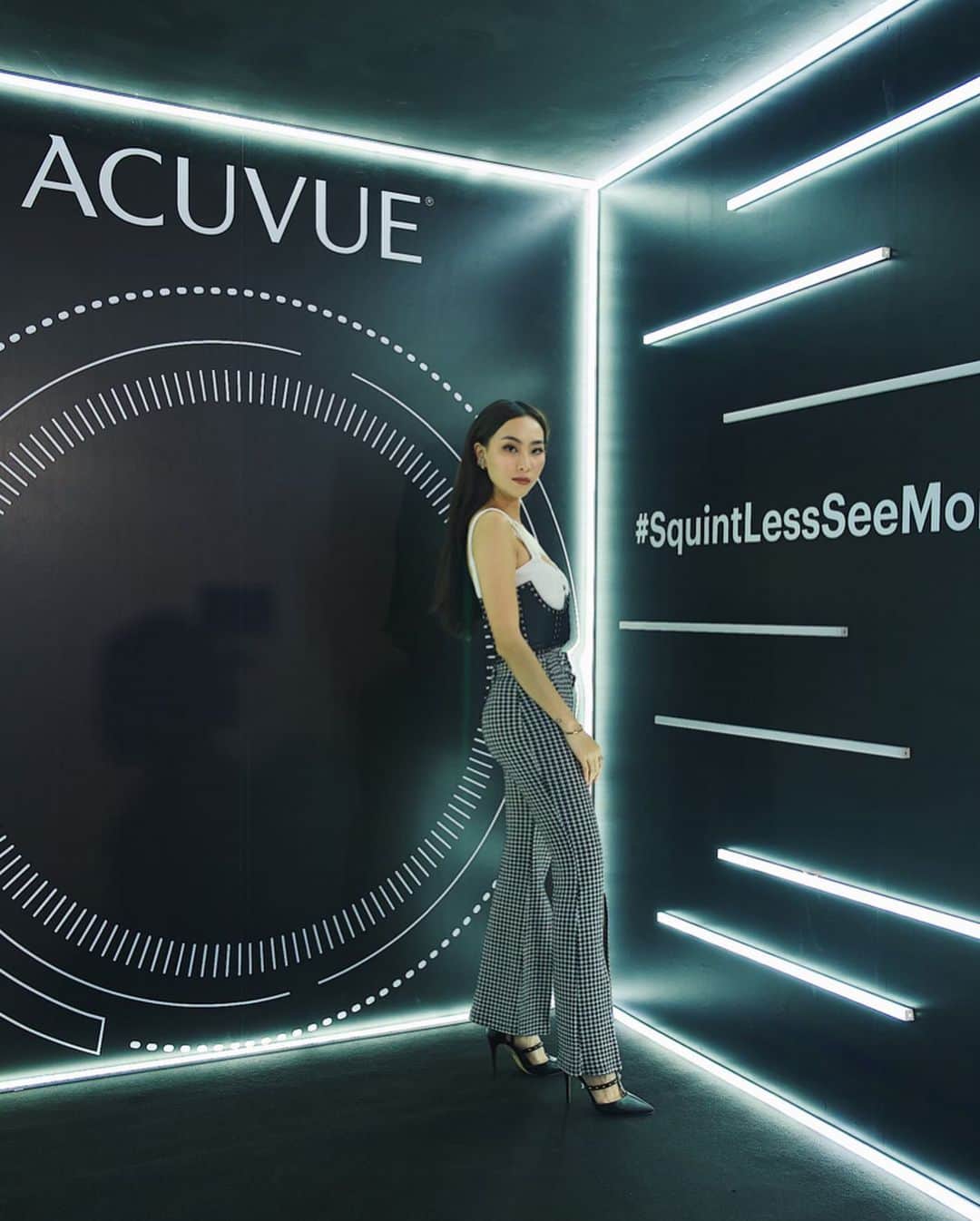 ソニアさんのインスタグラム写真 - (ソニアInstagram)「If you’ve been following me closely over the race weekend, you’d know what a hectic time it was! 🤪 . Ever grateful that I had on my ACUVUE®️ OASYS Contact Lenses with Transitions™️ that helped me adapt seamlessly from daytime activities in the bright sunlight, to strong spotlights during interviews, the race itself and even the parties/concerts at night! . Said goodbye to unflattering photos as the contact lenses really optimised my work performance with all day soothing vision during the Grand Prix so that I can #SquintLessSeeMore 🥰 . Download the MyACUVUE®️ app to enjoy $20 off your first purchase!  #ad」9月23日 20時47分 - soniachew