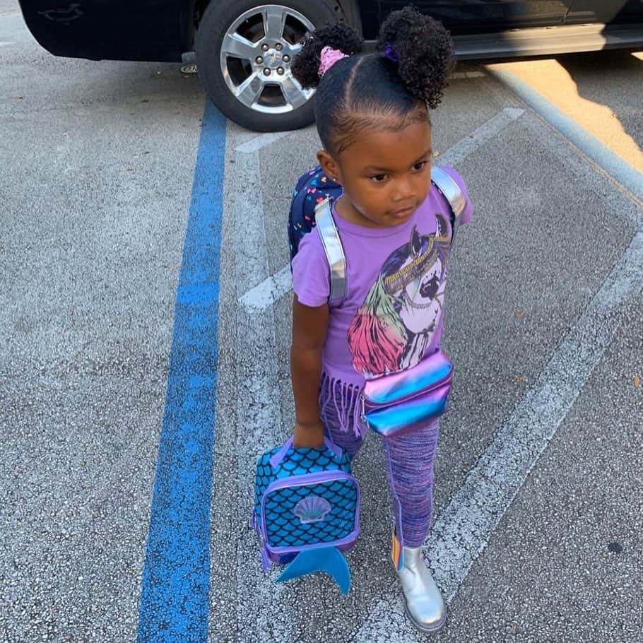 SOPHIA WEBSTERさんのインスタグラム写真 - (SOPHIA WEBSTERInstagram)「Cool Momma’s call for cool kicks! 🌈 Rainbows all around for Junie's first day at school! 📚  P.S. Loving the pose, shoes and everything in between! Hope you had the best first day @BabyJunie4  S x 🥰👠 #SophiaWebsterMini」9月23日 20時47分 - sophiawebster