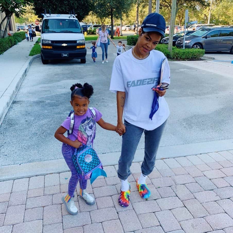 SOPHIA WEBSTERさんのインスタグラム写真 - (SOPHIA WEBSTERInstagram)「Cool Momma’s call for cool kicks! 🌈 Rainbows all around for Junie's first day at school! 📚  P.S. Loving the pose, shoes and everything in between! Hope you had the best first day @BabyJunie4  S x 🥰👠 #SophiaWebsterMini」9月23日 20時47分 - sophiawebster