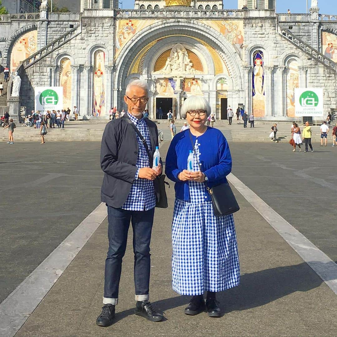 bon ponさんのインスタグラム写真 - (bon ponInstagram)「南フランス オクシタニー地方の旅🇫🇷 9月17日(火) 《ルルド Lourdes》 1858年2月11日、ポー川のほとりにある洞窟の近くに薪を集めに来た14歳の少女ベルナデット・スビルーの前に聖母マリアが現れました。合計で18回、聖母マリアはベルナデットの前に出現し、泉へ行って水を飲み、顔を洗いなさいと命じました。洞窟近くの地面を掘ると泉がわき始め、その湧き水によって病気が治癒する奇跡が何度も起きたといいます。ルルドは170か国から年間600万人が集まるカトリック最大の巡礼地となりました。 ＊ 旅の最終日に念願のルルドへ行くことができました。 フランス国内で、ルルドはパリに次いでホテルの数が多いそうです。それほど多くの巡礼者が訪れていることに驚きました。 聖域の外は、土産屋が立ち並びとても賑やかですが、聖域に入ると一転して厳かな雰囲気に満ちていました。 そこに自分達が立っていることに、言葉では表せない感動に包まれました🙏✨ ・ 【マッサビエルの洞窟】 聖母が出現したとされる洞窟。奇跡の泉はマリア像の左下奥にあり、今も泉がわいています。 ＊ 岩に触れ伝いながら、泉の湧くところへ進んで行きました。 ガラスに覆われて直に触ることはできませんが、洞窟の右手に泉の水を汲む場所がありました。ボタンを押すと水が出ます。この水は、顔を洗うことも飲むこともできます。 清きものとなれますように… ・ ロウソクを奉納して、聖堂へ。 ・ @Tourisme_en_Occitanie ・ ・ #TourismeOccitanie #DestinationPyrenees #Lourdes #フランス観光開発機構 #南フランス #オクシタニー地方 #ルルド　#夫婦 #60代 #ファッション #コーディネート #リンクコーデ #夫婦コーデ #グレイヘア #白髪 #共白髪 #couple #over60 #fashion #coordinate #instafashion #instagramjapan #greyhair #bonpon511 ・ つづく」9月23日 20時47分 - bonpon511