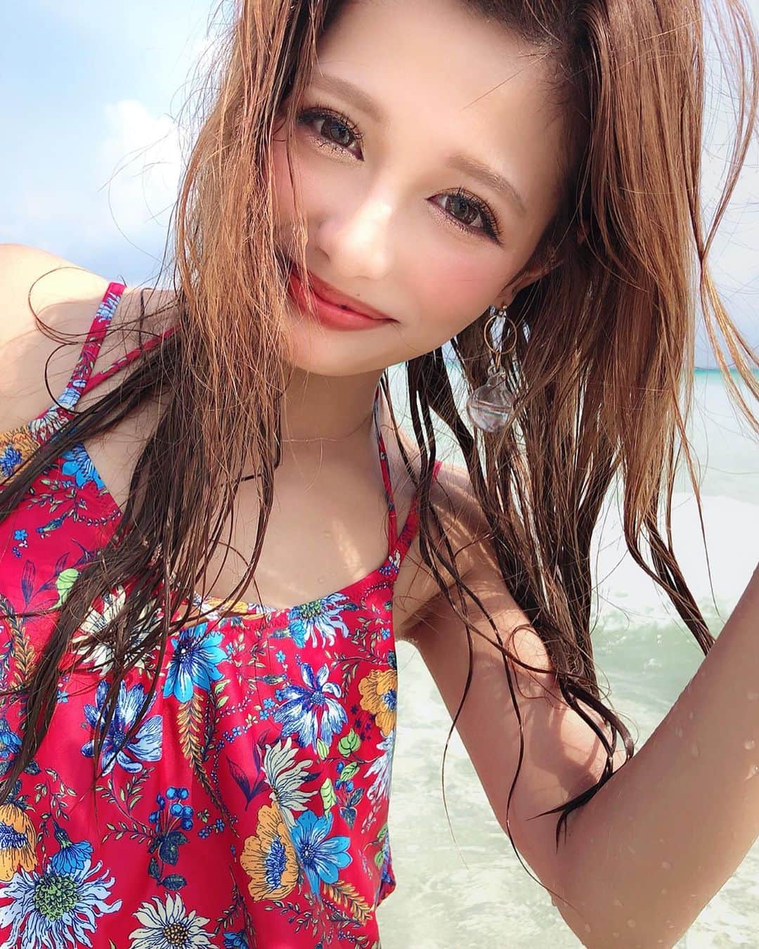 伊藤実祐さんのインスタグラム写真 - (伊藤実祐Instagram)「. . 宮古島の旅で、 渡口の浜、17END、前浜ビーチつて回ったけど みゆは " 渡口の浜 " が一番気に入った🐳💓 . . 強風で持ってたビーチボールが 流されて行ってしまったけど🍑💦 . . 水着は、今年買ったのを実家に 忘れたから去年買ったので🤘🏼👙 . @aircolors_official の店舗で購入したよ❤︎ . 胃めっちゃ出ちゃってる体型のみゆには このキャミ付きタイプの水着はほんま良い🤢💓 . 胃隠れて、細く見えるわ←#着痩せ❤︎ . . #沖縄 #宮古島 #伊良部島 #沖縄旅行 #宮古島旅行 #旅行 #女子旅 #タビジョ #沖縄グルメ #宮古島グルメ #海 #水着 #全日空 #ANA #メイク #カラコン #マツエク #Nexter #ネクスター #Nextercreatist #TOKYOcreatist #伊藤実祐 #いとうみゆ #みゆちゃい . . キャリーケース🧳で生活しすぎて もうパッキング超早いかんね😜 #で？ .」9月23日 20時52分 - miyu.61