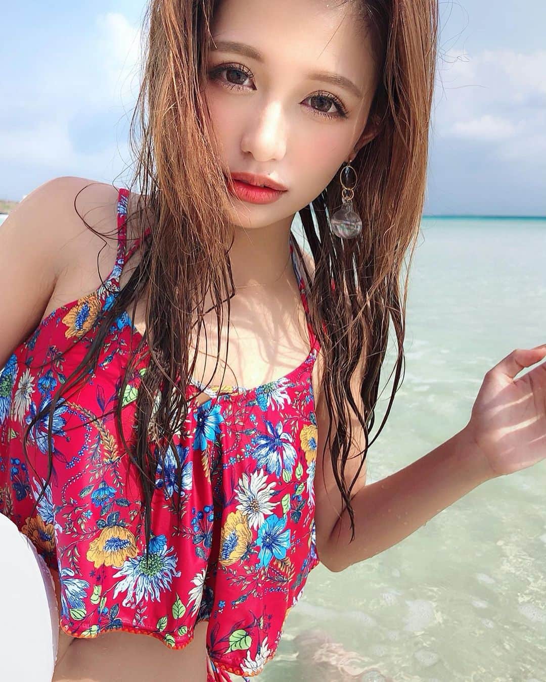 のインスタグラム：「. . 宮古島の旅で、 渡口の浜、17END、前浜ビーチつて回ったけど みゆは " 渡口の浜 " が一番気に入った🐳💓 . . 強風で持ってたビーチボールが 流されて行ってしまったけど🍑💦 . . 水着は、今年買ったのを実家に 忘れたから去年買ったので🤘🏼👙 . @aircolors_official の店舗で購入したよ❤︎ . 胃めっちゃ出ちゃってる体型のみゆには このキャミ付きタイプの水着はほんま良い🤢💓 . 胃隠れて、細く見えるわ←#着痩せ❤︎ . . #沖縄 #宮古島 #伊良部島 #沖縄旅行 #宮古島旅行 #旅行 #女子旅 #タビジョ #沖縄グルメ #宮古島グルメ #海 #水着 #全日空 #ANA #メイク #カラコン #マツエク #Nexter #ネクスター #Nextercreatist #TOKYOcreatist #伊藤実祐 #いとうみゆ #みゆちゃい . . キャリーケース🧳で生活しすぎて もうパッキング超早いかんね😜 #で？ .」