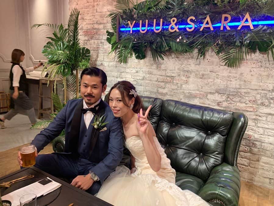 川戸沙羅さんのインスタグラム写真 - (川戸沙羅Instagram)「2019.9.22 家族、友達、お世話になっている皆様に囲まれて無事に幸せな挙式、披露宴を終える事が出来ました✨ ご参列下さった皆様、改めて本当にありがとうございました！！！ 当日を迎えるまでの準備をするにあたって 良い所も悪い所もお互いに気付きあって 優への尊敬、そして忘れてはいけない思いやり 夫婦としての絆が更に深まりました🤵👰 結婚式開催推奨派の一員になりました🤣💓 今夜は皆様から頂いた幸せの余韻に浸ります😂🙏 本当にありがとうございました✨  #結婚 #結婚式 #白澤家」9月23日 20時52分 - sara_shirasawa