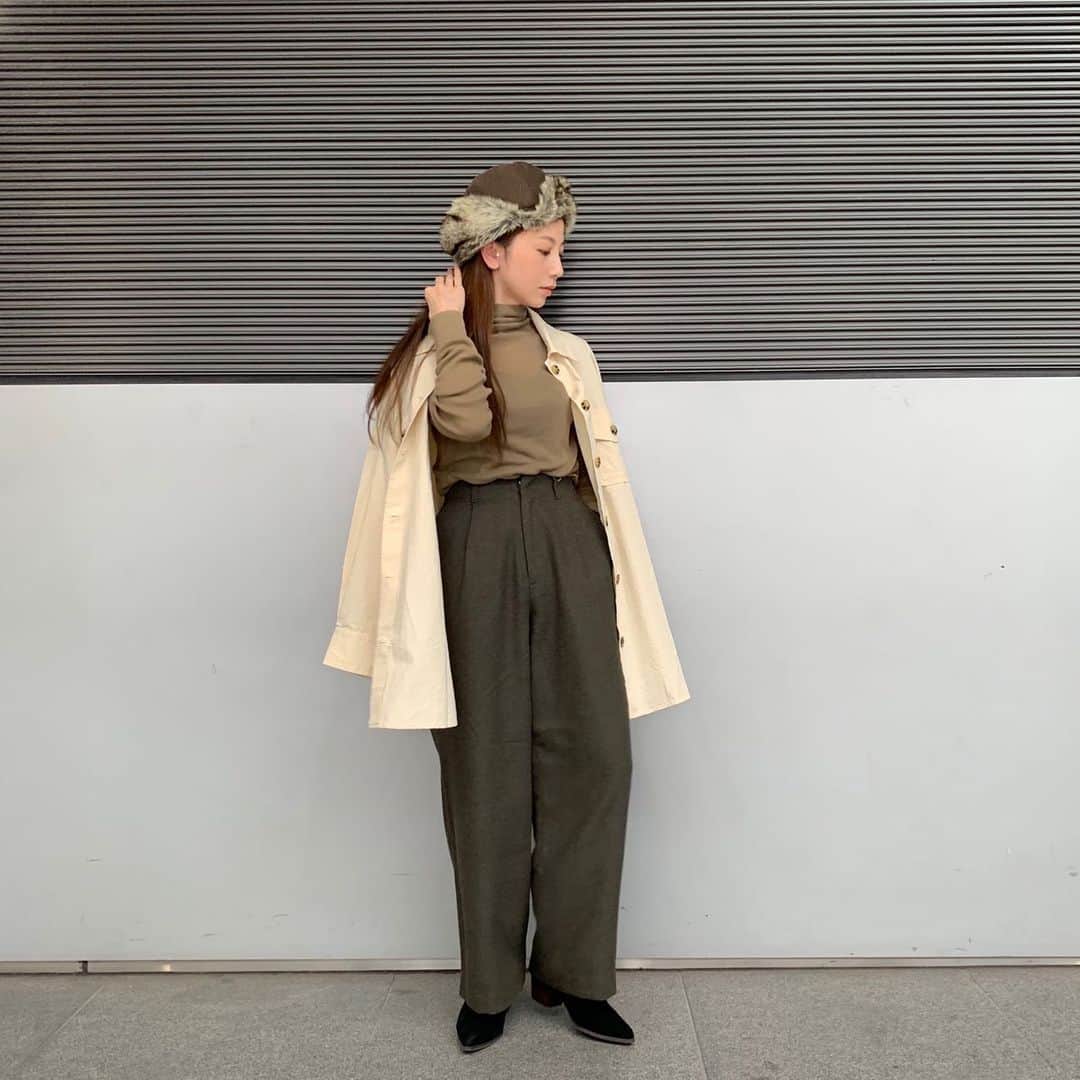 ungrid_minamiのインスタグラム：「. ビッグルーズシャツ♡ 肌寒い日にちょうどいい！ @ungrid_official @ungrid_staffsnap #Ungrid#アミュプラザ博多」