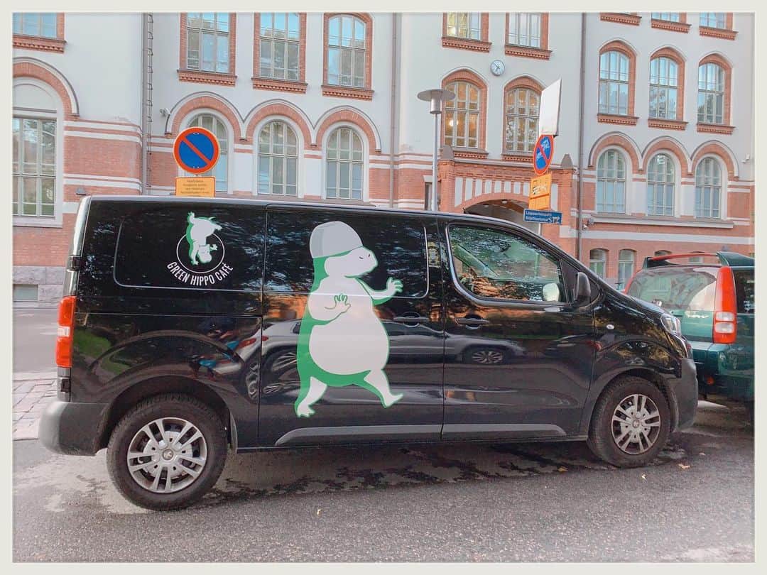 知華さんのインスタグラム写真 - (知華Instagram)「2019.09.24 ①フィンランドといえば世界一まずいお菓子があるのをご存知ですか？  #サルミアッキ と言うのですが、私は国を擬人化する漫画の #ヘタリア で知りました。  どうして北欧が好きかと言うと、 完全に ヘタリアの影響です。 あとは寒い気候の方が体に合うからです。 私、暑くて湿気の多い所にいると倒れるので。 同人誌買うほどハマったのはテニプリ、ヘタリア、落乱‥。 ヘタリアは声優さんのイベントに行くほどどハマりして、 お陰で、 中途半端に国の名産や歴史を覚えました。 ヘタリアで見たサルミアッキを実際見かけて テンション上がりました！ 買わなかったけど！ 相当まずいらしいので、勇気ある方は是非。 相当まずいらしいですけど。  #漫画も役にたつ  ②目力の強い熊🐻をやたら街中で見かけたのですが ビールだったみたいです。 私はビールが飲めないので味は分かりませんしお土産にも買えないので、せめて写真だけでも。  #seuraaitseäsi  ③〜⑥海外あるある。市場の美味しそうなパン、毒々しい色のお菓子屋。このお菓子屋さんは、本当いたるところにありました。  ⑦洋服屋さんにあった雑貨。 おっぱい。 攻めてるデザインですね。 アボカド柄の靴下も売ってたし。 買うか散々悩みました。  ⑧市場にあったビンを着飾る雑貨。 素敵だったのですが、持ち運びが大変そうだったので買えず。  ⑨痛車かなと思ったらカフェのワゴンでした。 恐竜かなと思ったらカバ（hippo）のカフェだそうです。  #greenhippocafe  カバ🦛‥‥ムーミンの二番煎じ？ ムーミン、妖精だけど。 フィンランドはカバが好きなんですかね。 #フィンランド #Finland  #🇫🇮 #サルミアッキ #salmiakki  #hippo  #マーケット #market #市場  #travel」9月23日 20時55分 - tomoca1204