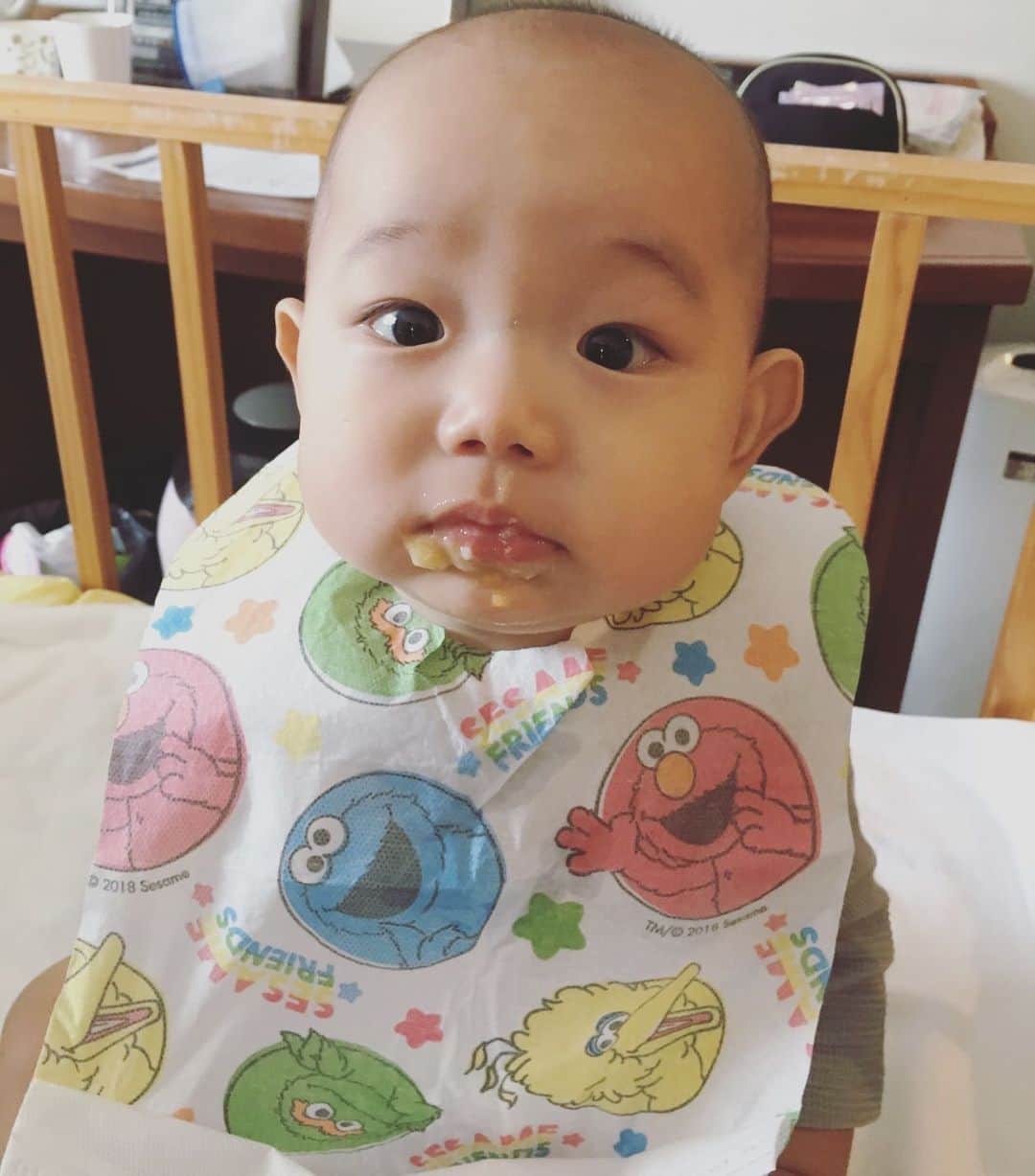 平山奈美のインスタグラム：「みやこんじょ .  #都城 #宮崎 #旅行 #エプロン #離乳食 #ごっくん期 #エルモ #使い捨て #コストコ #コスパは気にしない #赤ちゃんのいる暮らし #男の子ベビー #男の子 #男の子ママ #タレ眉 #おハゲ #6ヶ月ベビー #赤ちゃん #初めての旅行 #新米ママ」