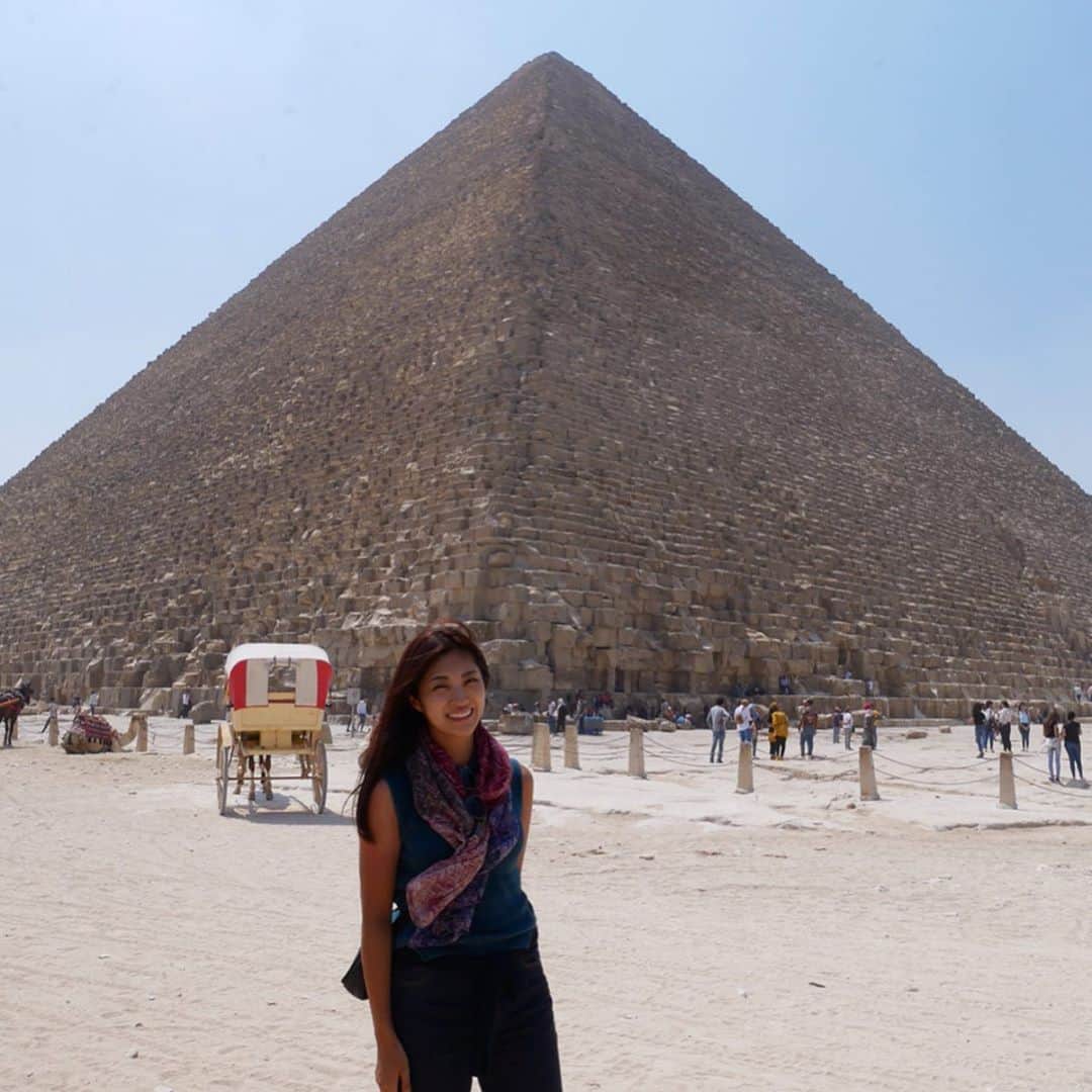 岩本乃蒼さんのインスタグラム写真 - (岩本乃蒼Instagram)「クフ王のピラミッド🇪🇬﻿ ﻿ その大きさがとにかく凄い…﻿ 高速道路で最初にその姿が見えてから﻿ 進んでも進んでも﻿ なかなか近くにいけません。﻿ ﻿ 4000年以上前の人たちは﻿ よくこんなにも立派に積み上げたなぁと。﻿ ﻿ ﻿ エジプトでは﻿ 日本テレビのカイロ支局へも行き﻿ 駐在する可児記者が中継をするポイントにも﻿ 立ってきました✨﻿ ﻿ #エジプト #カイロ #とにかく暑い﻿ #コシャリ食べた #モロヘイヤ美味」9月23日 21時07分 - noa_iwamoto