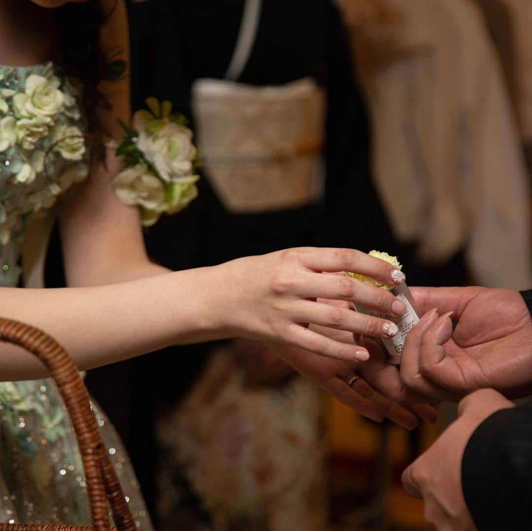 The Sally Garden（ザ サリィガーデン）さんのインスタグラム写真 - (The Sally Garden（ザ サリィガーデン）Instagram)「. 今日という日を 迎えられたのは . . 皆さんに 支えていただいたから... . . 最後は1人1人に #ありがとう を届けましょう！ . . #披露宴 #ギフト . -----おすすめ情報----- 【9月28日(土)★人気No. 1フェア】 サプライズ演出×絶品特選牛試食フェア . 気になる内容が全て詰まった【ゲスト満足No.1フェア】を開催！ . 無料試食に加え、「何から始めればいいかわからない」 そんな二人に、経験豊富なスタッフが海外のトレンドやサリィガーデンの結婚式を実例でご紹介します！ . . きっと“ふたりらしさのヒント”が見つかるフェアです♩ . 詳しくはプロフィールのHPから!! ・。*・。*・。*・。*・。*・。*・ . . 🏠公式ホームページは @the_sally_garden のURLから💕 ☞http://sally-garden.jp/ . ． ・。*・。*・。*・。*・。*・。*・ サリィ"５大"おすすめPOINT👰♡ ・。*・。*・。*・。*・。*・。*・ （１）完全貸切ウエディング🏠💕 . 鮮やかな緑と光が包む。 別荘に友人や家族を招くようにリラックスできる空間 . ┈┈┈┈┈┈┈┈┈┈┈┈┈┈┈┈┈┈┈ （２）360度ゲストを囲むガーデン挙式🌿 . 憧れのガーデン挙式と 人気のラスティックウェディングが叶う . ┈┈┈┈┈┈┈┈┈┈┈┈┈┈┈┈┈┈┈ （３）ゲストの喜びが鍵になる👰🤵✨ . ふたりの想いやイメージを汲み取り、 おもてなしのプロとしてチームサリィが 一丸となり理想のウエディングを創り上げます。 . ┈┈┈┈┈┈┈┈┈┈┈┈┈┈┈┈┈┈┈ （４）笑顔が広がる美食🍽💕 . 幅広い年齢層から支持される美食 お箸で年配ゲストも食べやすい気配りも。 . ┈┈┈┈┈┈┈┈┈┈┈┈┈┈┈┈┈┈┈ （５）アクセス🚘🌟 . 最寄り駅から5分!! 国道50号線付近にあり各方面から訪れやすい。」9月23日 21時08分 - the_sally_garden