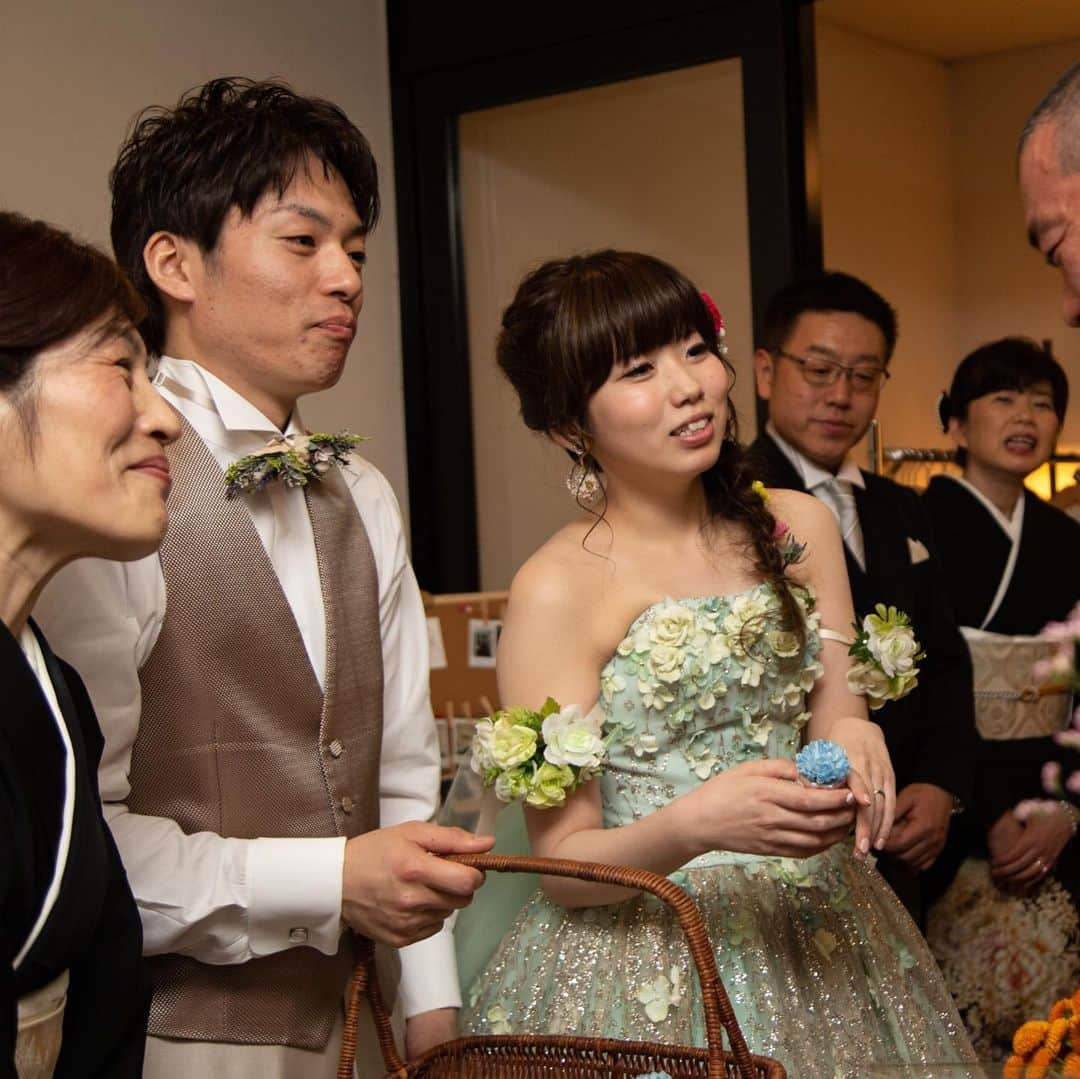 The Sally Garden（ザ サリィガーデン）さんのインスタグラム写真 - (The Sally Garden（ザ サリィガーデン）Instagram)「. 今日という日を 迎えられたのは . . 皆さんに 支えていただいたから... . . 最後は1人1人に #ありがとう を届けましょう！ . . #披露宴 #ギフト . -----おすすめ情報----- 【9月28日(土)★人気No. 1フェア】 サプライズ演出×絶品特選牛試食フェア . 気になる内容が全て詰まった【ゲスト満足No.1フェア】を開催！ . 無料試食に加え、「何から始めればいいかわからない」 そんな二人に、経験豊富なスタッフが海外のトレンドやサリィガーデンの結婚式を実例でご紹介します！ . . きっと“ふたりらしさのヒント”が見つかるフェアです♩ . 詳しくはプロフィールのHPから!! ・。*・。*・。*・。*・。*・。*・ . . 🏠公式ホームページは @the_sally_garden のURLから💕 ☞http://sally-garden.jp/ . ． ・。*・。*・。*・。*・。*・。*・ サリィ"５大"おすすめPOINT👰♡ ・。*・。*・。*・。*・。*・。*・ （１）完全貸切ウエディング🏠💕 . 鮮やかな緑と光が包む。 別荘に友人や家族を招くようにリラックスできる空間 . ┈┈┈┈┈┈┈┈┈┈┈┈┈┈┈┈┈┈┈ （２）360度ゲストを囲むガーデン挙式🌿 . 憧れのガーデン挙式と 人気のラスティックウェディングが叶う . ┈┈┈┈┈┈┈┈┈┈┈┈┈┈┈┈┈┈┈ （３）ゲストの喜びが鍵になる👰🤵✨ . ふたりの想いやイメージを汲み取り、 おもてなしのプロとしてチームサリィが 一丸となり理想のウエディングを創り上げます。 . ┈┈┈┈┈┈┈┈┈┈┈┈┈┈┈┈┈┈┈ （４）笑顔が広がる美食🍽💕 . 幅広い年齢層から支持される美食 お箸で年配ゲストも食べやすい気配りも。 . ┈┈┈┈┈┈┈┈┈┈┈┈┈┈┈┈┈┈┈ （５）アクセス🚘🌟 . 最寄り駅から5分!! 国道50号線付近にあり各方面から訪れやすい。」9月23日 21時08分 - the_sally_garden