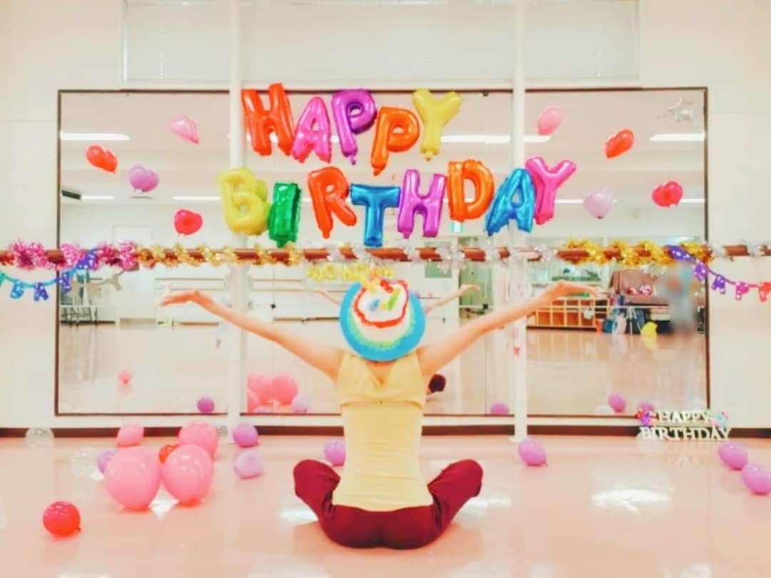 天霧真世さんのインスタグラム写真 - (天霧真世Instagram)「· my birthday 🎂 · 『９月２３日』 本日、お誕生日を迎えました😊🎊 · 宝塚、東京、名古屋で大好きな生徒さんにお祝いしていただきました✨✨ · 皆さんと出会えてとーっても幸せです🌸🌸 · 心と体の健康マヨササイズ🌿✨ これからも皆で楽しく希望を胸に明るい未来を歩んでいきましょうね☺💕 · 沢山の愛と優しさを本当に本当にありがとうございました💕💕 · · #お誕生日#2019年#9月23日#🎂 #ﾏﾖｻｻｲｽﾞ#愛#優しさ#出会い#感謝#💗 · · 🌈@mayomayo.com_ 💎@mayosacise.official ✏@mayo_paint ·」9月23日 21時00分 - mayomayo.com_