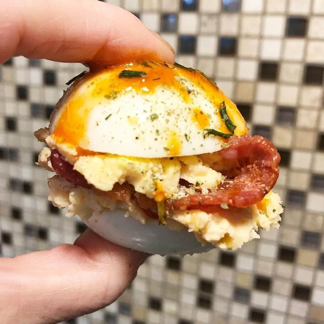 Flavorgod Seasoningsさんのインスタグラム写真 - (Flavorgod SeasoningsInstagram)「Bacon Pimento Cheese Stuffed Eggs with Cholula!! 🥓🧀🥚🌶⁠ --⁠ Customer:👉 @keto_andlovingit⁠ Made with:👉 #Flavorgod Ranch Seasoning⁠ -⁠ KETO friendly flavors available here ⬇️⁠ Click link in the bio -> @flavorgod⁠ www.flavorgod.com⁠ -⁠ ⁠ “This concoction was amazeballs!! 💥 I sliced hard boiled eggs in half, slathered on pimento cheese and sliced bacon, sprinkled with FlavorGod Ranch Seasoning and chives then doused with Cholula Hot Sauce!! Yes please!!”⁠ -⁠ Flavor God Seasonings are:⁠ 💥 Zero Calories per Serving ⁠ 🙌 0 Sugar per Serving⁠ 🔥 KETO & PALEO⁠ 🌱 GLUTEN FREE & KOSHER⁠ ☀️ VEGAN-FRIENDLY ⁠ 🌊 Low salt⁠ ⚡️ NO MSG⁠ 🚫 NO SOY⁠ 🥛 DAIRY FREE *except Ranch ⁠ 🌿 All Natural & Made Fresh⁠ ⏰ Shelf life is 24 months⁠ -⁠ ⁠ #food #foodie #flavorgod #seasonings #glutenfree #mealprep  #keto #seasonings #paleo  #seasonings  #kosher #seasonings  #breakfast #lunch #dinner #yummy #delicious #foodporn ⁠」9月23日 21時00分 - flavorgod